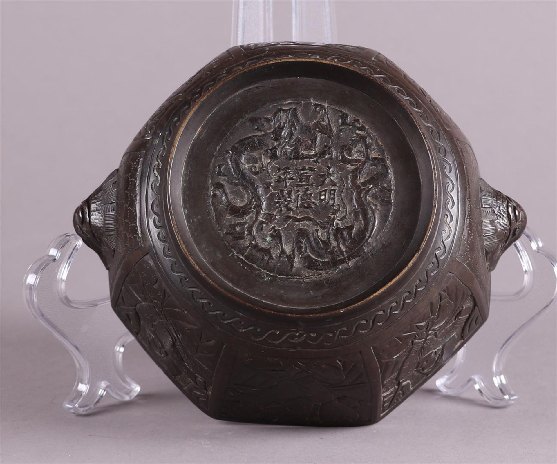 A bronze incense burner decorated with various figures. China, 19/20th century. - Image 4 of 4