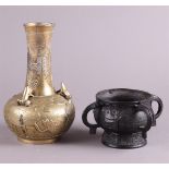 A lot consisting of a bronze incense burner and a vase. China, 20th century.