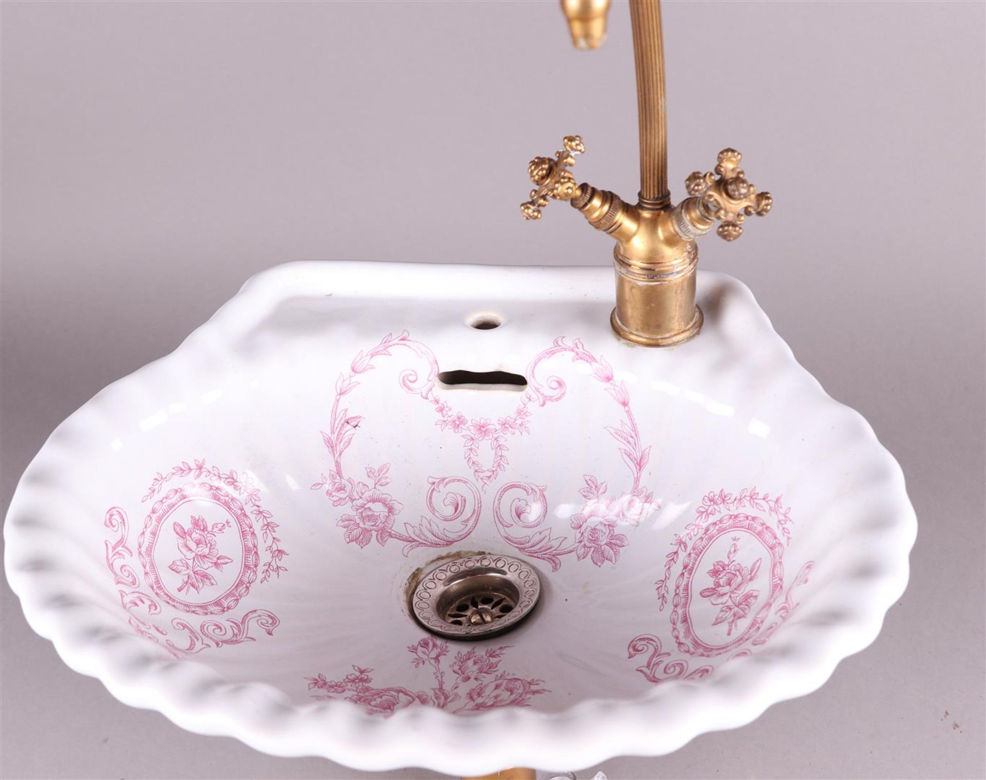 An earthenware sink decorated with flowers and a brass faucet. Early 20th century. - Image 4 of 4