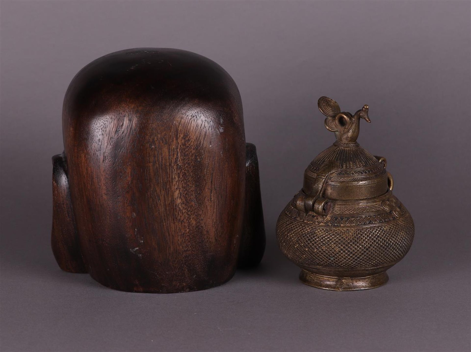 A bronze jar lidded with,. with a hardwood sculpture of a Happy Buddha - Bild 2 aus 2