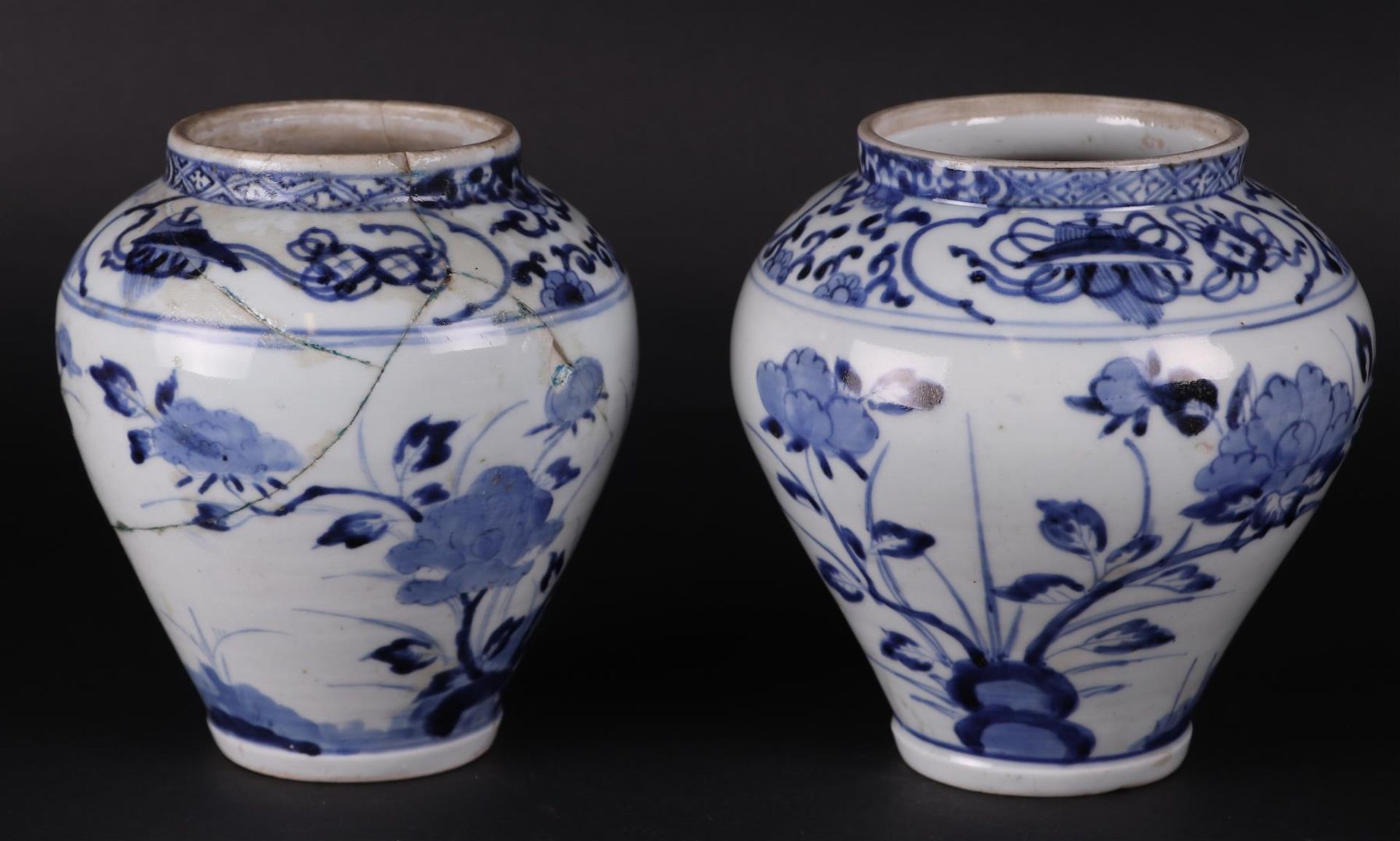 A lot consisting of a Nanking vase and two Arita pots. China/Japan, 18/19th century. - Image 2 of 5