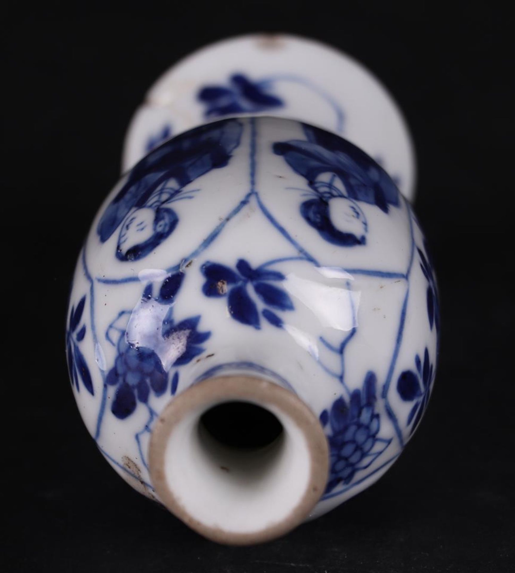 A porcelain vase with knob in the foot, and standing Long Eliza decoration. China, Kanxi.  - Image 4 of 4