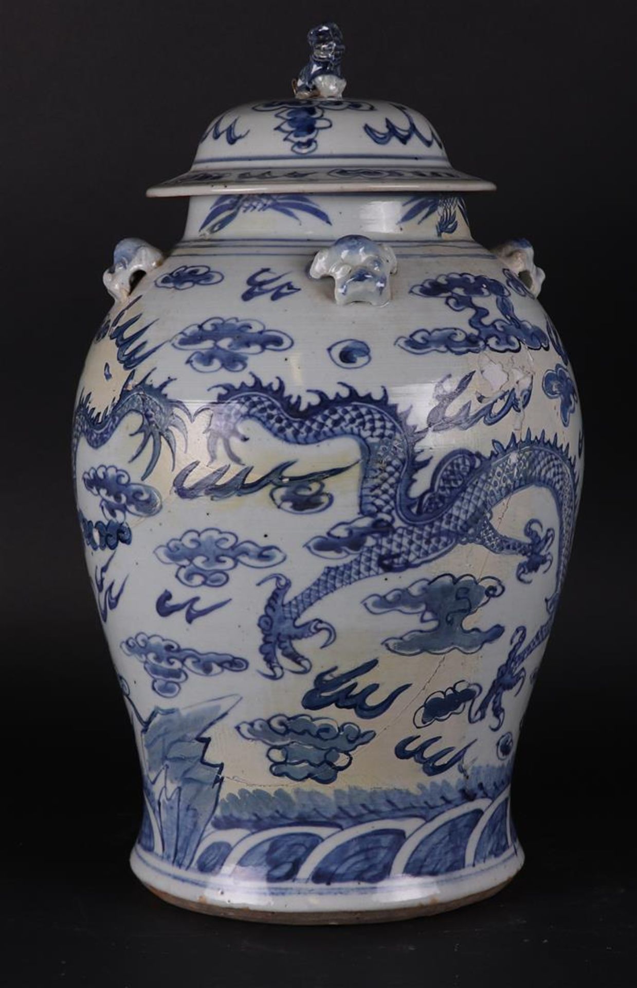 A large porcelain lidded vase decorated with dragons. China, 19th century. - Image 4 of 6