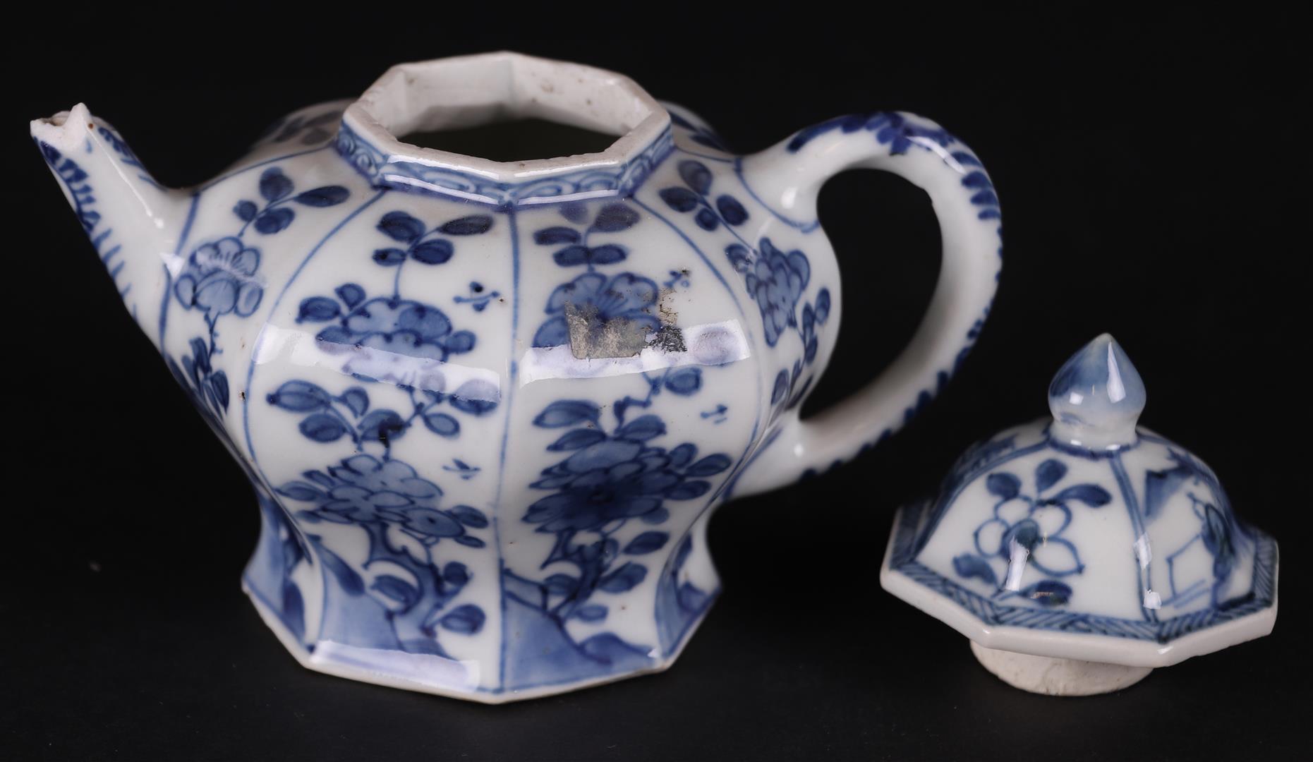 A porcelain angled teapot with floral decor. China Kangxi/Yongzheng. - Image 2 of 3