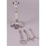 A lot with silver objects consisting of a candlestick and spoons. 155 grams.