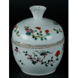 A porcelain Famille Rose lidded bowl. China, 19th century.