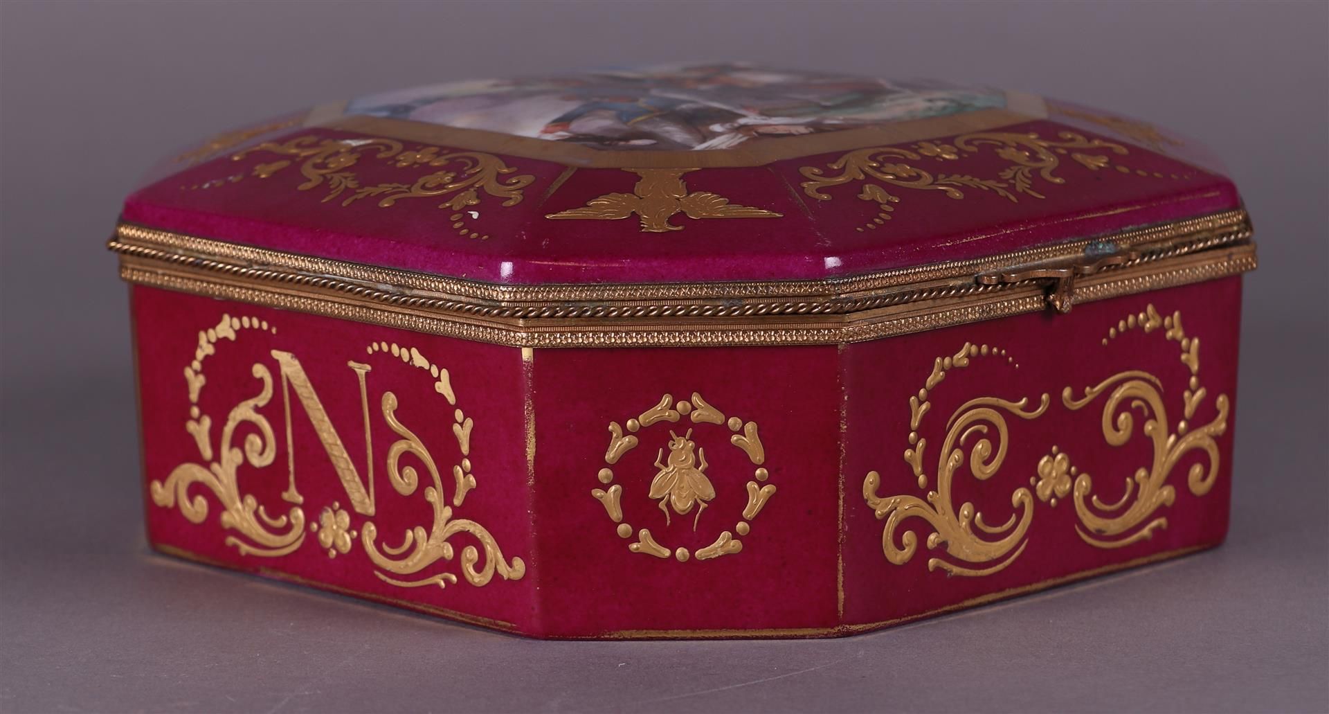 A Limoge lidded box depicting a battle, first half of the 19th century. - Image 3 of 5