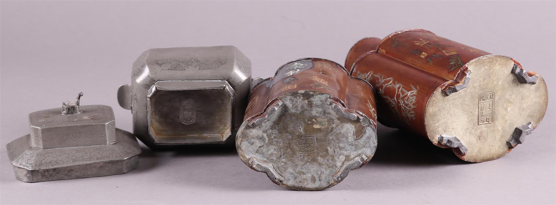 A lot with (3) canisters in tin. China, 19th century.. - Image 2 of 2