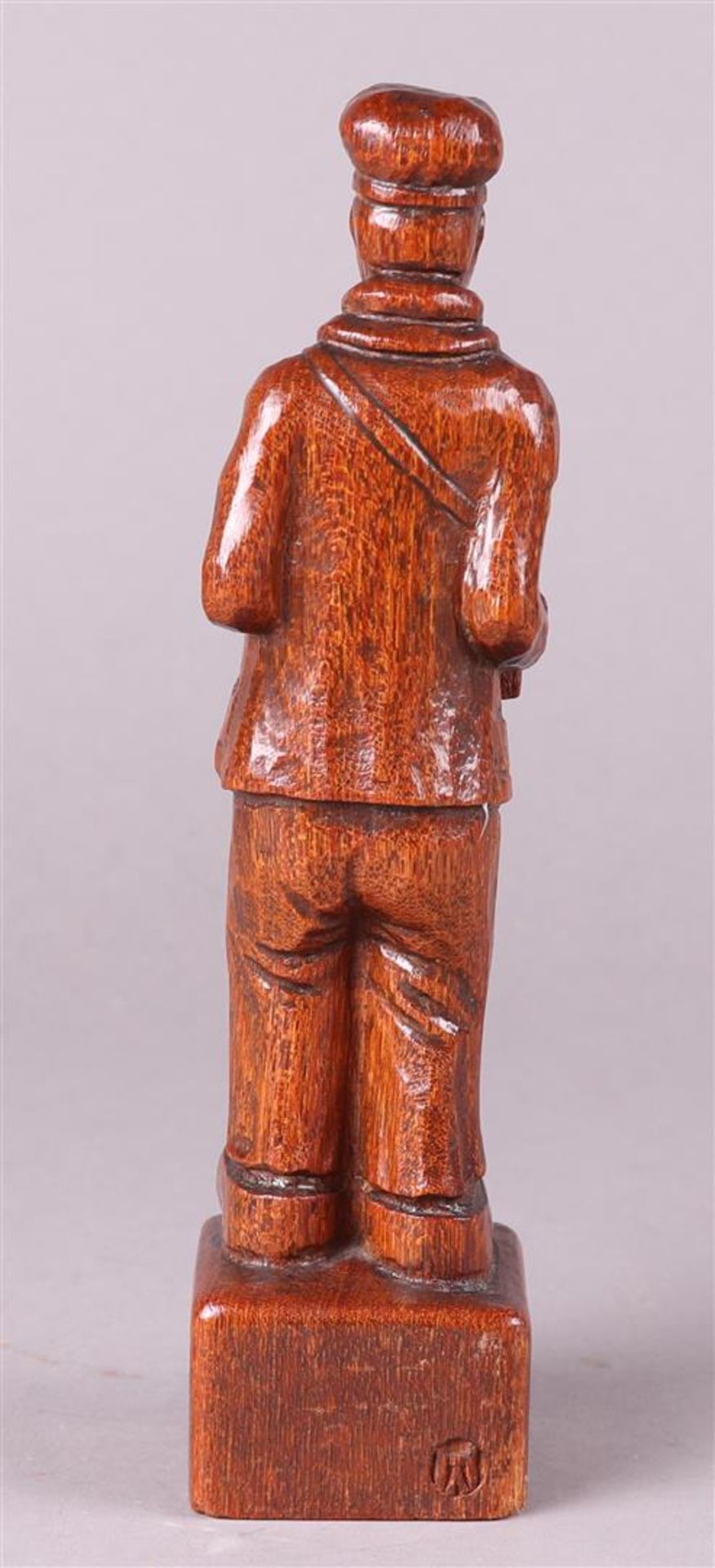 An oak sculpture of a farmer with an accordion, unclearly monogrammed in the foot. - Image 2 of 3