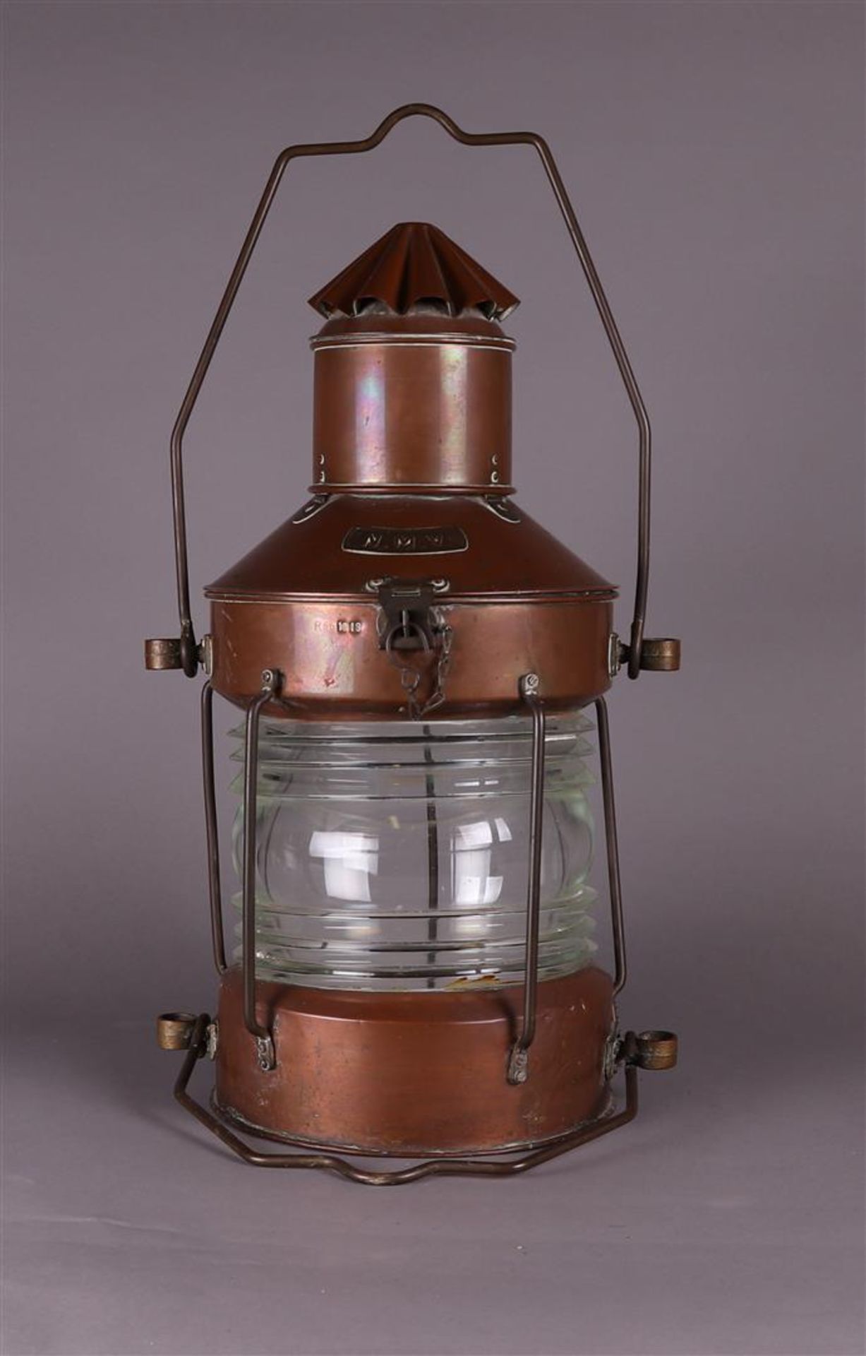 A copper anchor light, gives light all around. Marked N.M.V. (= non-maneuverable vessel)