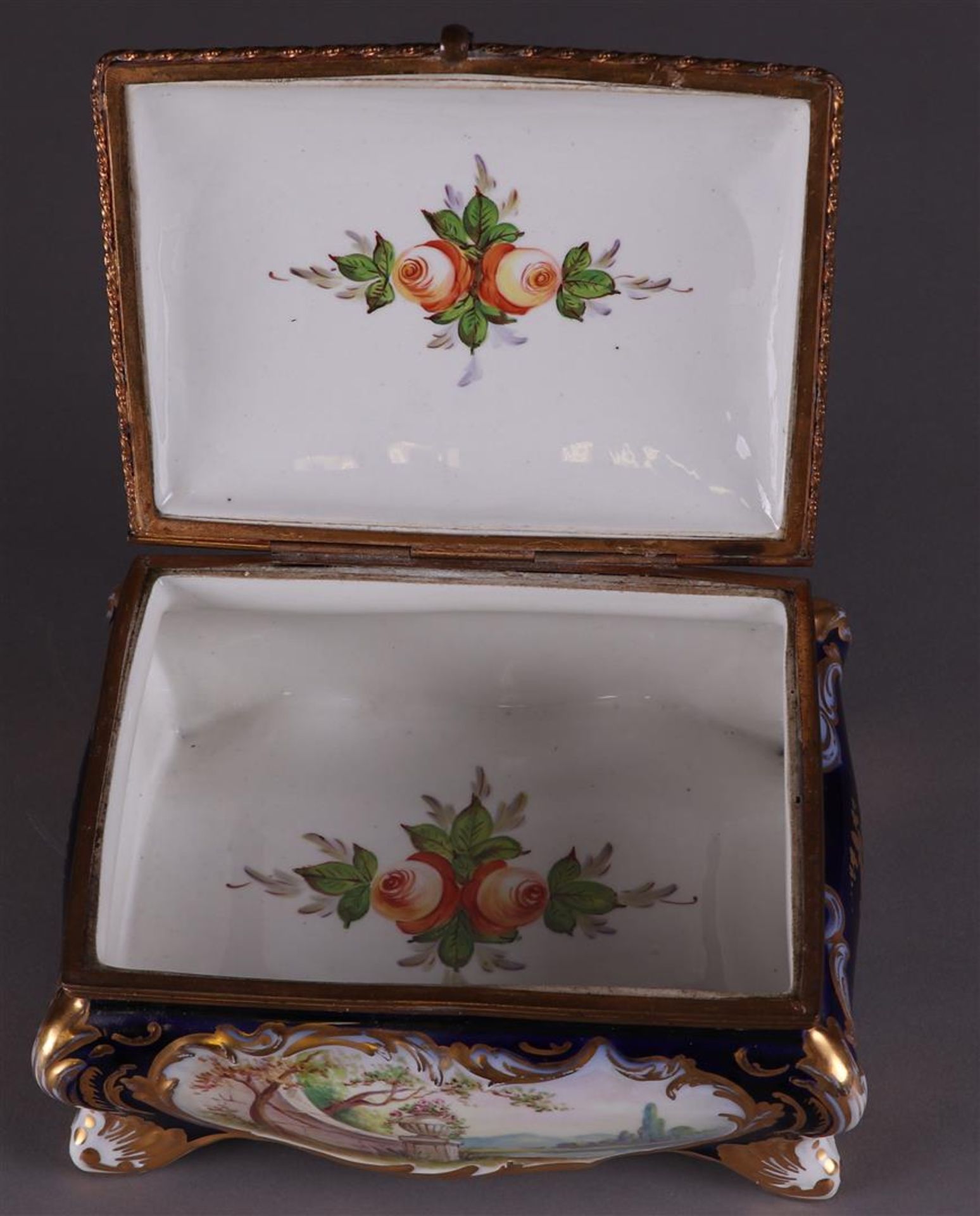 A porcelain lidded box with a romantic scene. France, ca. 1900 - Image 2 of 3