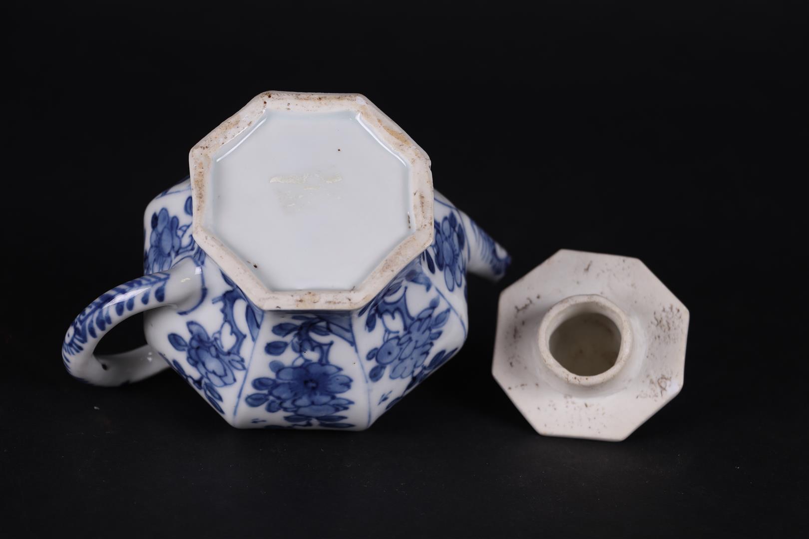 A porcelain angled teapot with floral decor. China Kangxi/Yongzheng. - Image 3 of 3