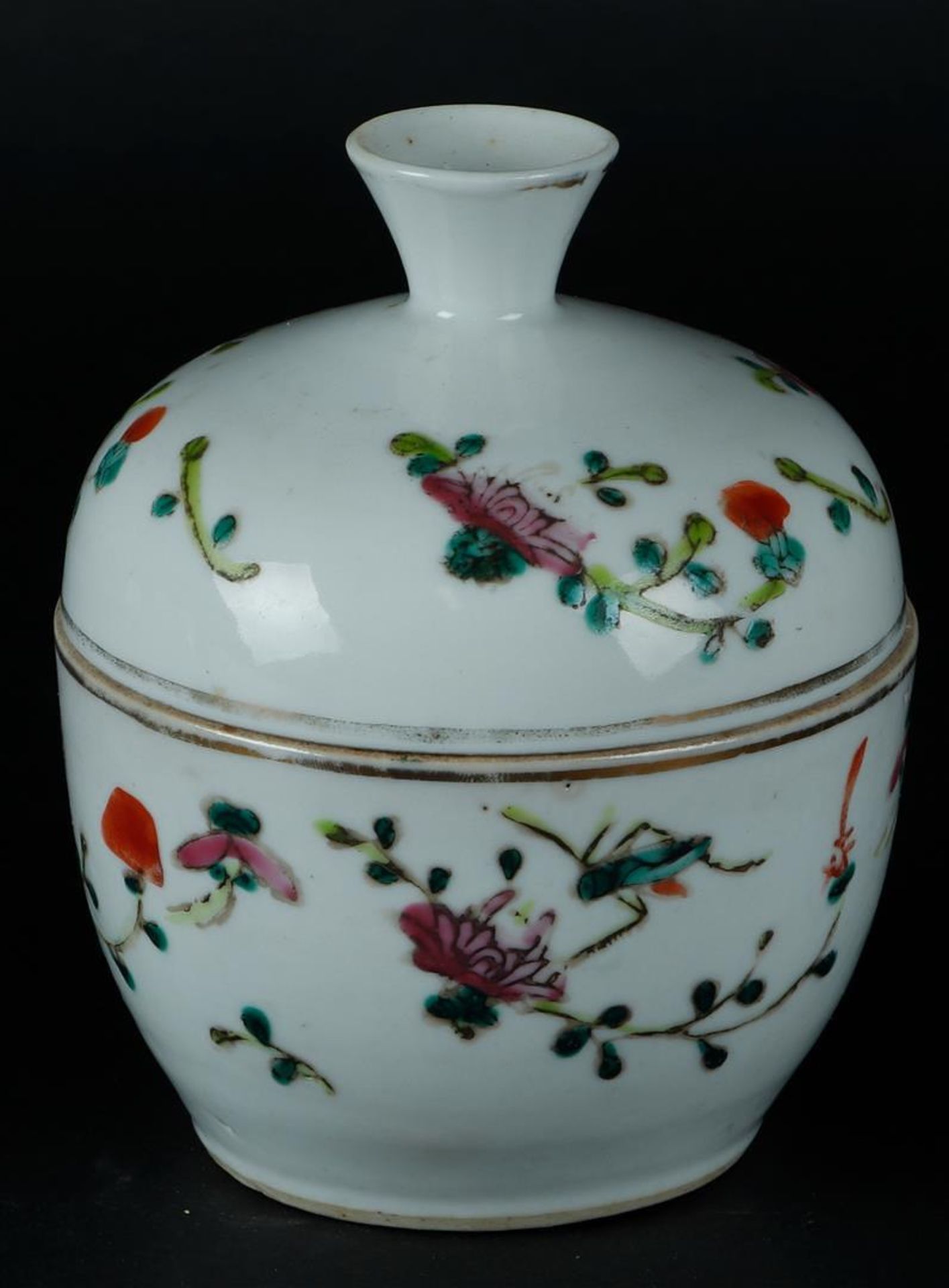 A porcelain Famille Rose lidded bowl. China, 19th century. - Image 2 of 4