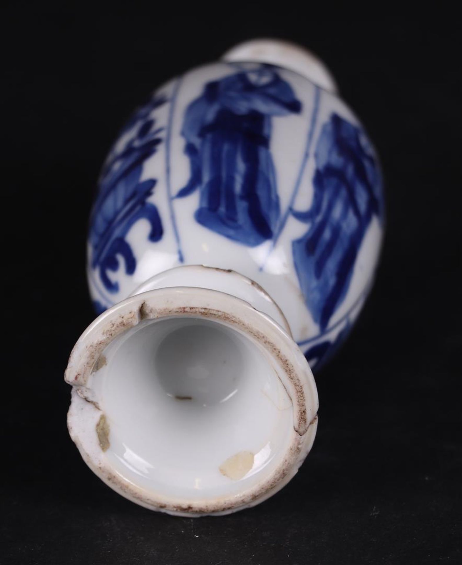 A porcelain vase with knob in the foot, and standing Long Eliza decoration. China, Kanxi.  - Image 3 of 4