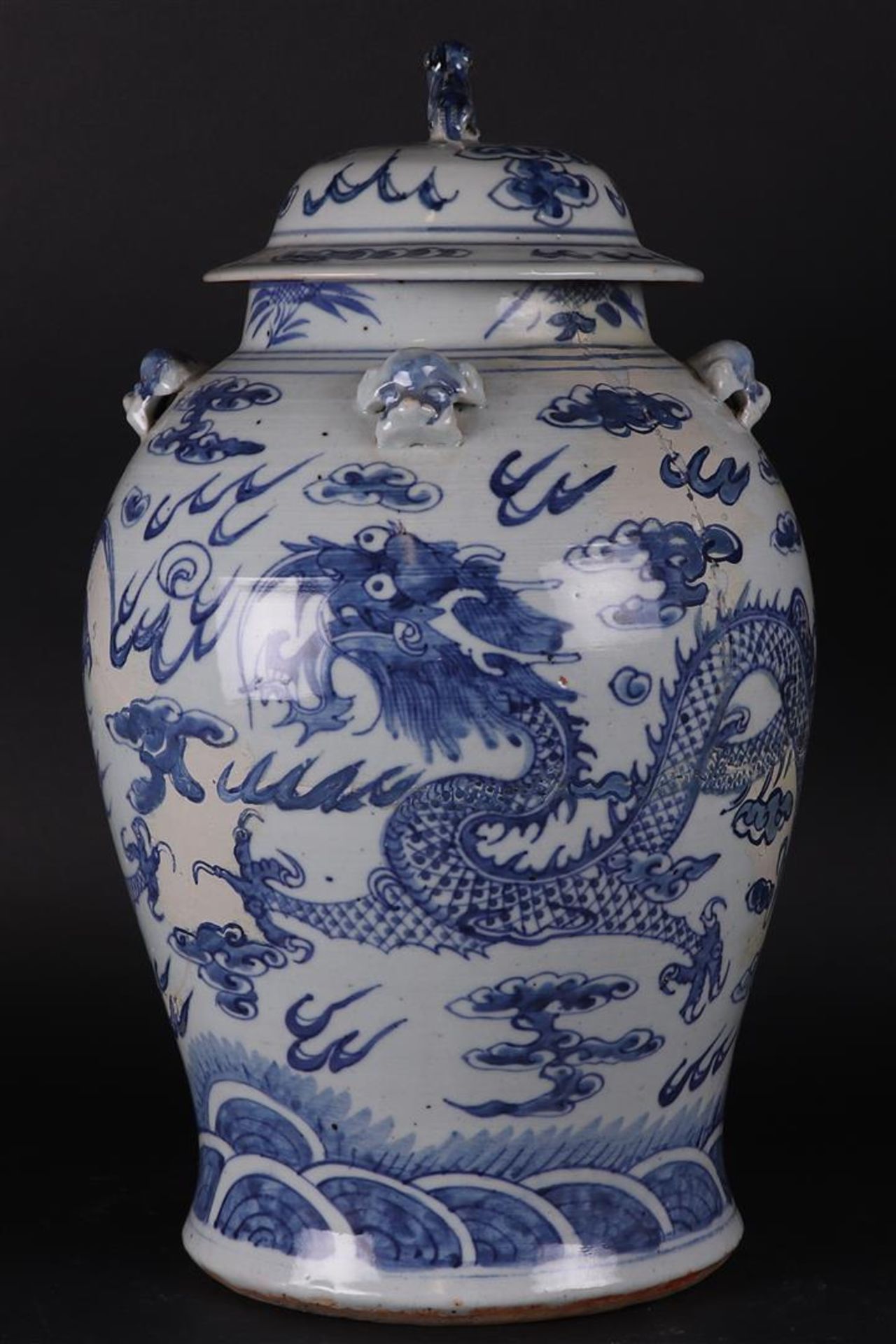 A large porcelain lidded vase decorated with dragons. China, 19th century. - Image 2 of 6