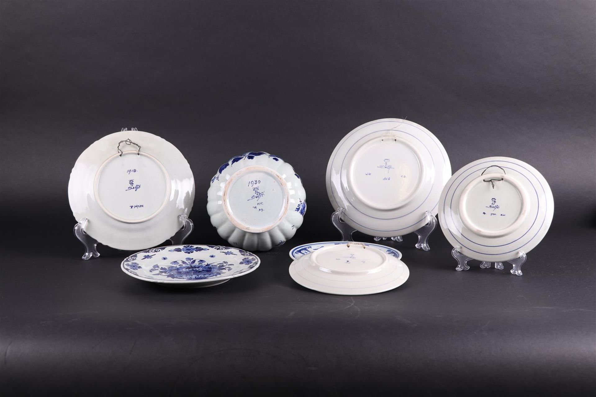 A lot consisting of Delft Blue plates and a ditto vase. All marked De Porceleyne Fles. - Image 2 of 2