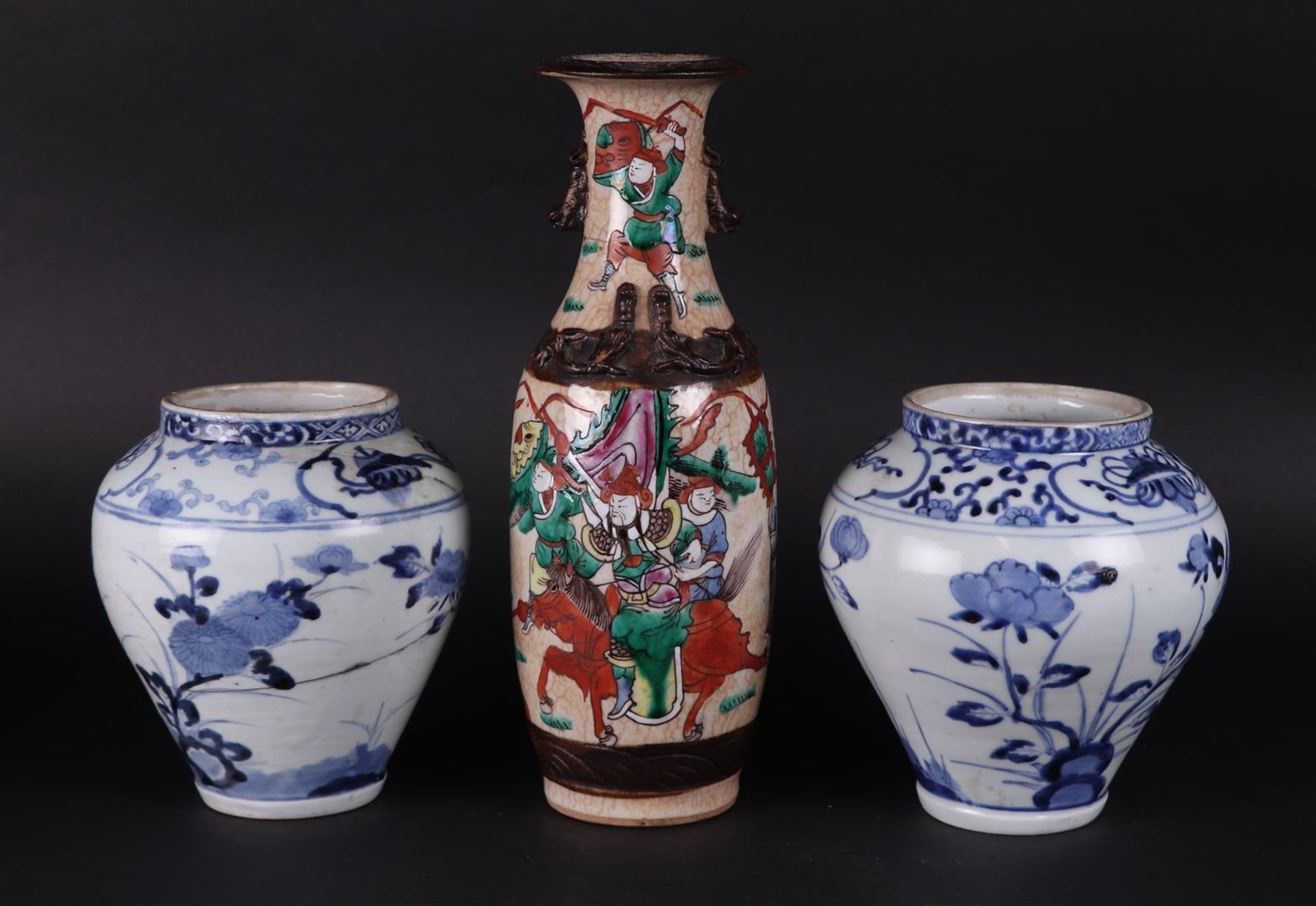 A lot consisting of a Nanking vase and two Arita pots. China/Japan, 18/19th century.