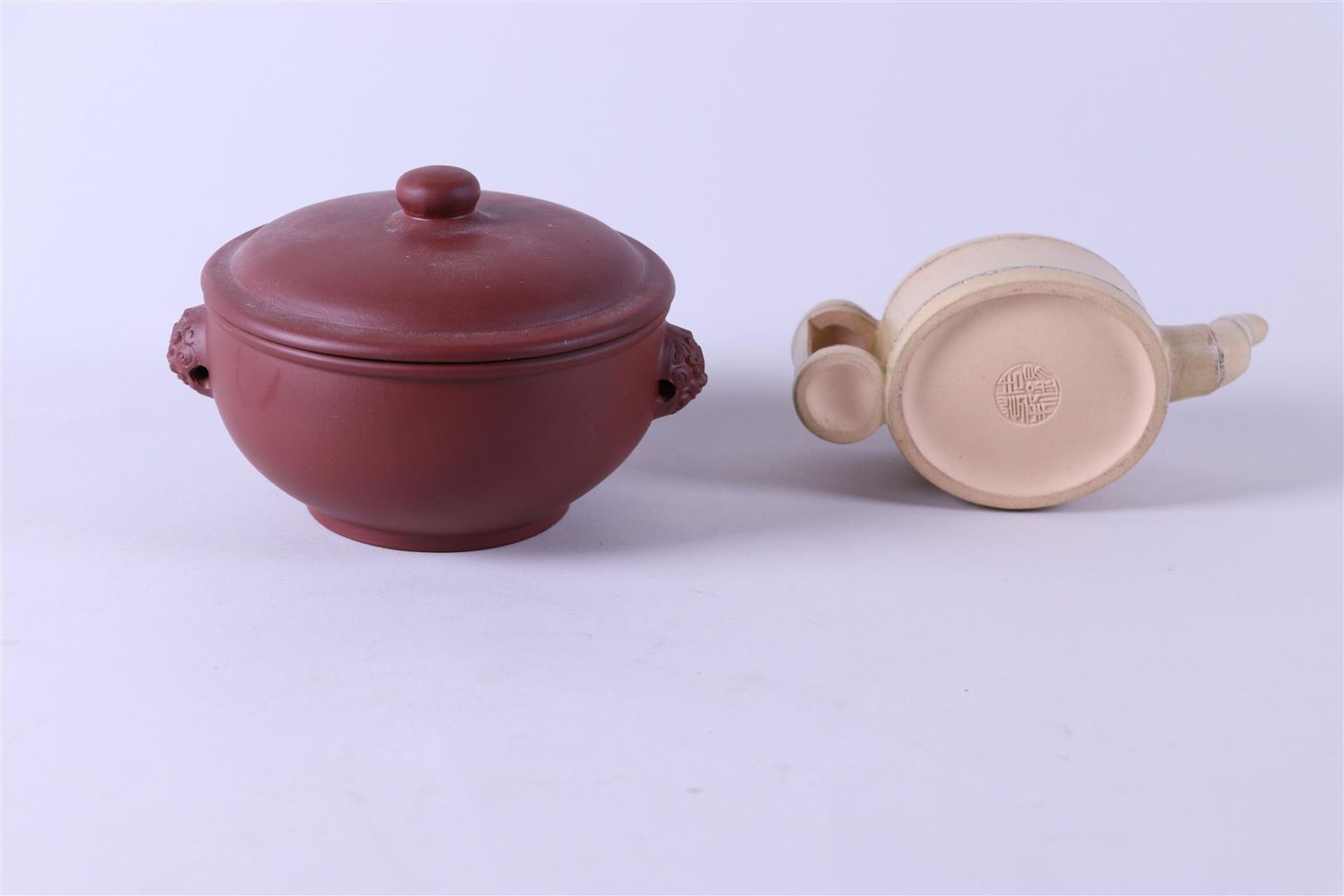 A Yixing lot consisting of a pull pot and a hot pot. China, 20th century. - Bild 4 aus 4