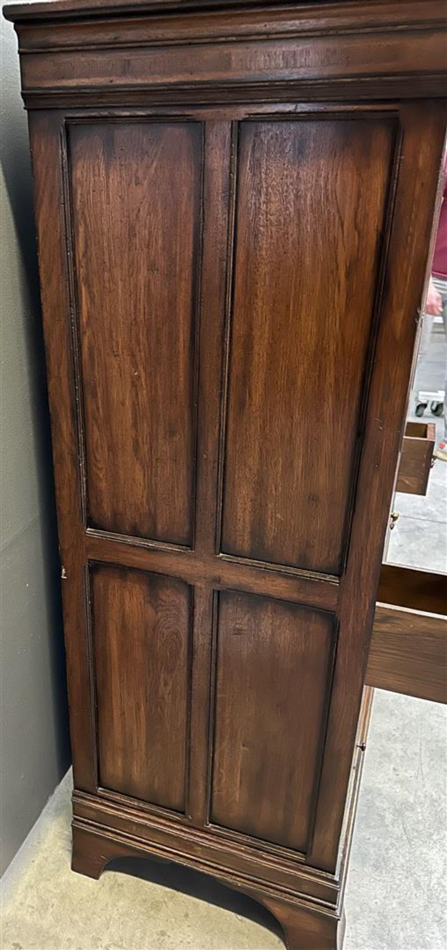 A chestnut wood china cabinet, after an older example. In very good condition. - Image 4 of 4