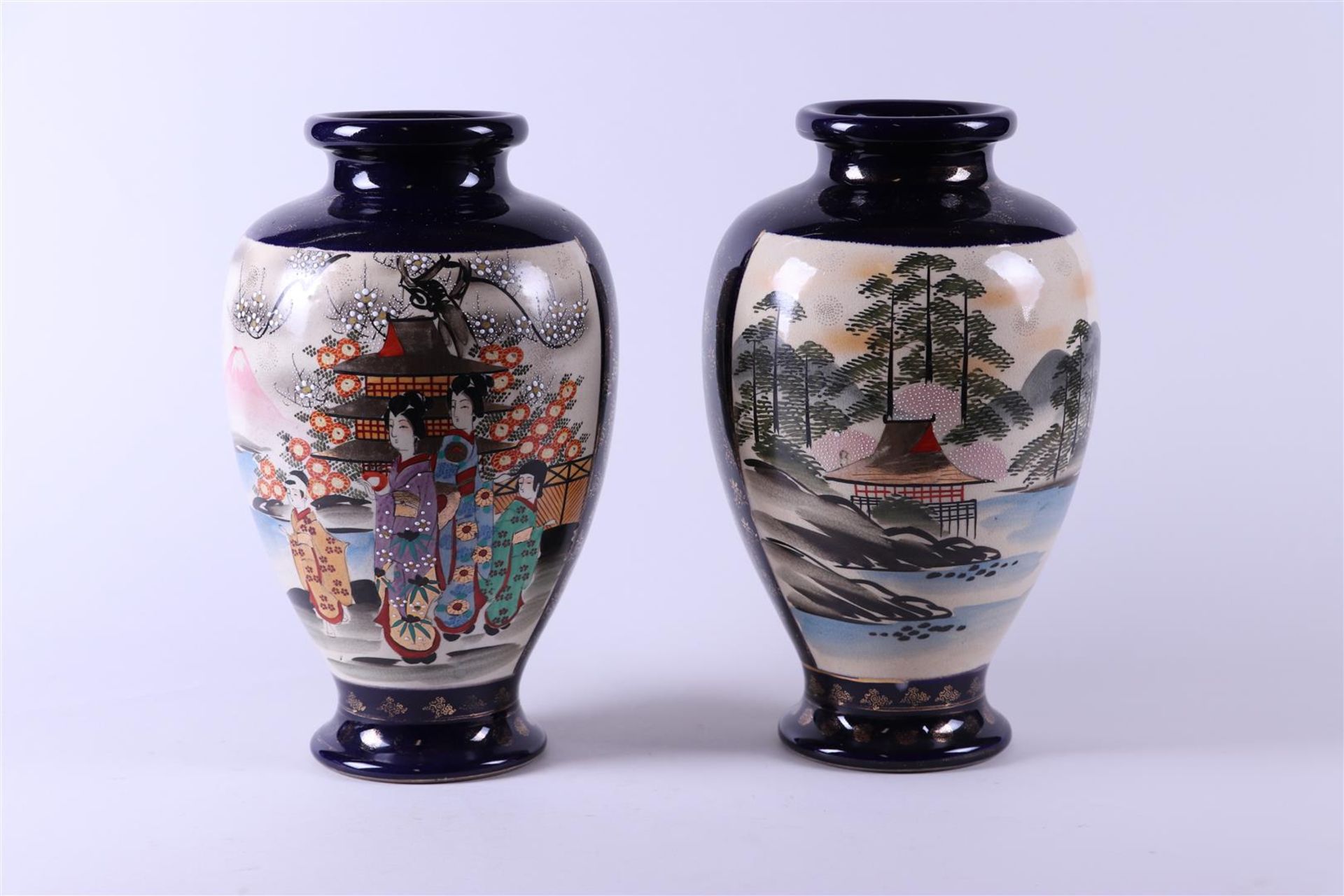 A set of two Satsuma pottery vases decorated with various figures. Japan, early 20th century. - Bild 2 aus 2