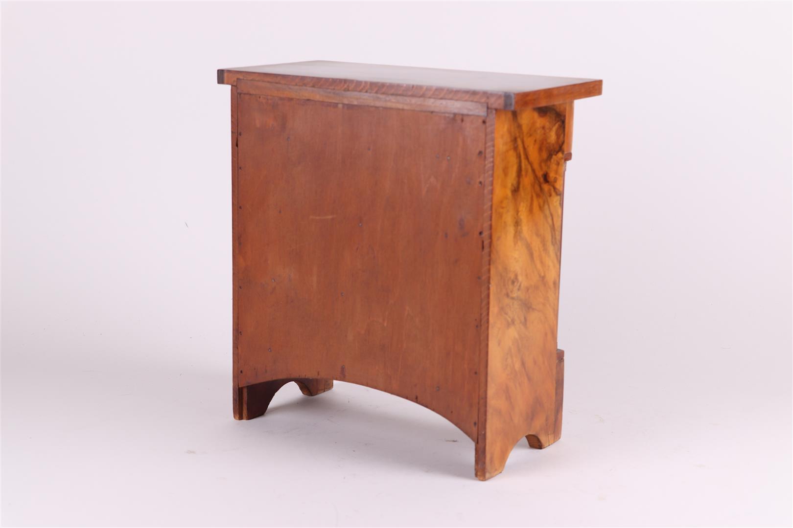 A mahogany glued master of a chest of drawers. Holland, circa 1830. - Image 2 of 3