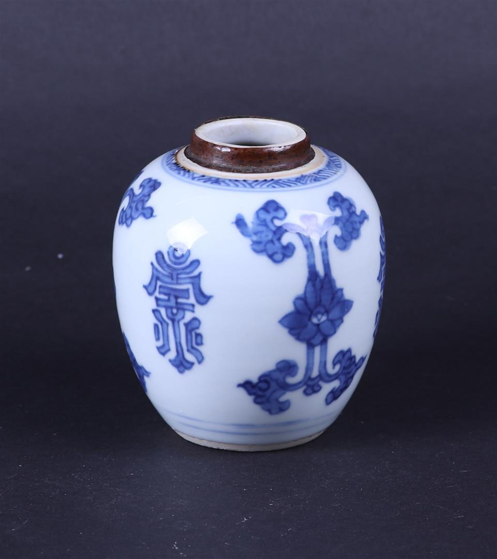 A porcelain storage jar decorated with characters. China, Kangxi. - Image 3 of 6
