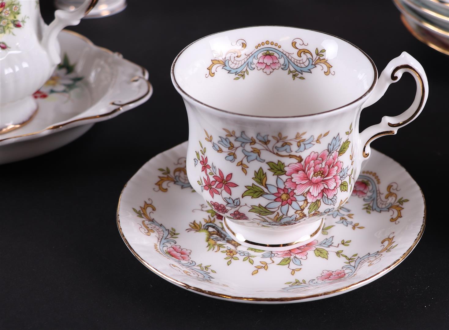 An extensive  lot  with various "Royal Albert" cups and saucers. - Image 4 of 12