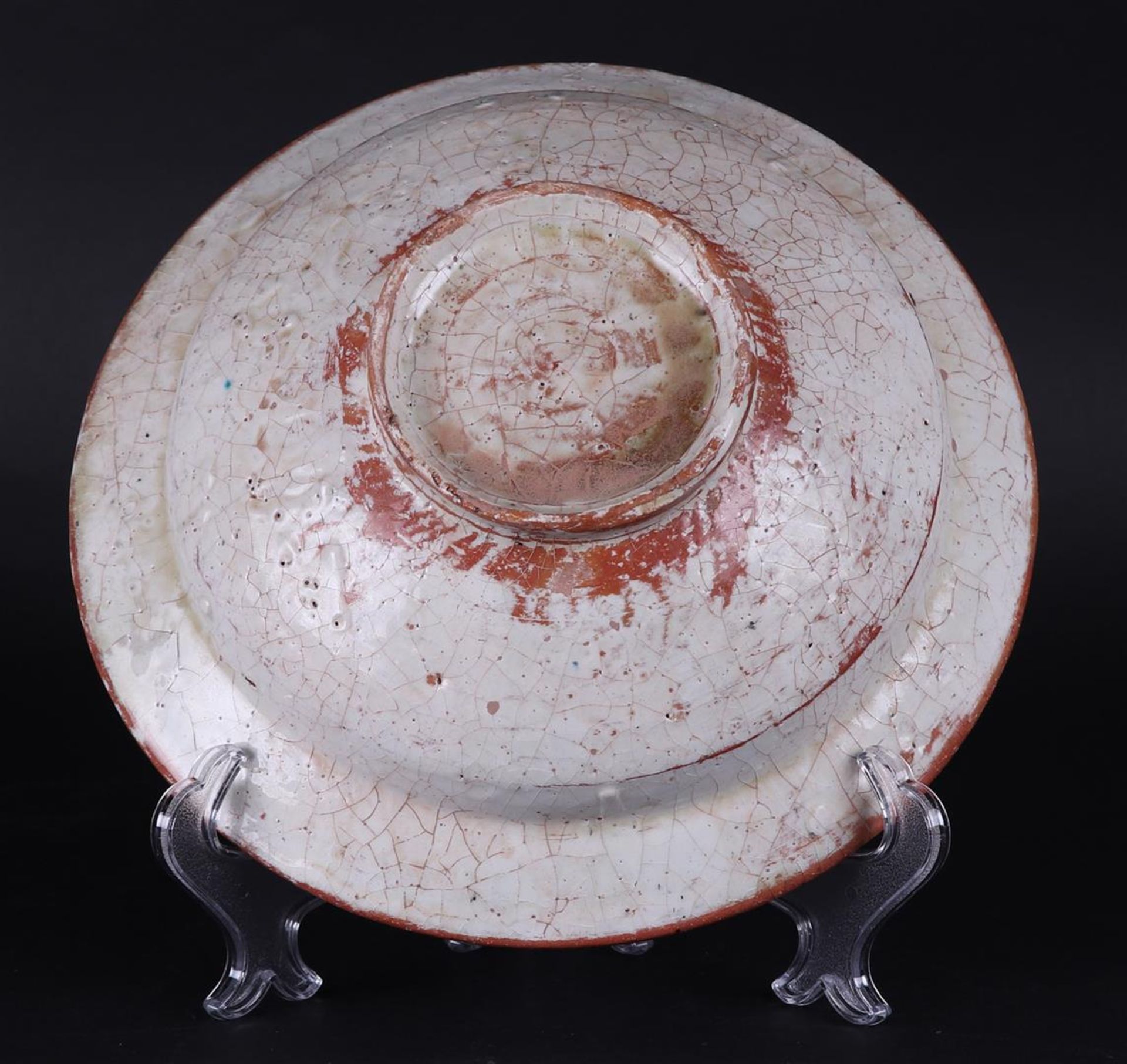 An earthenware Nishapur bowl with floral decor and decorated in the center with a figure.  - Bild 2 aus 3