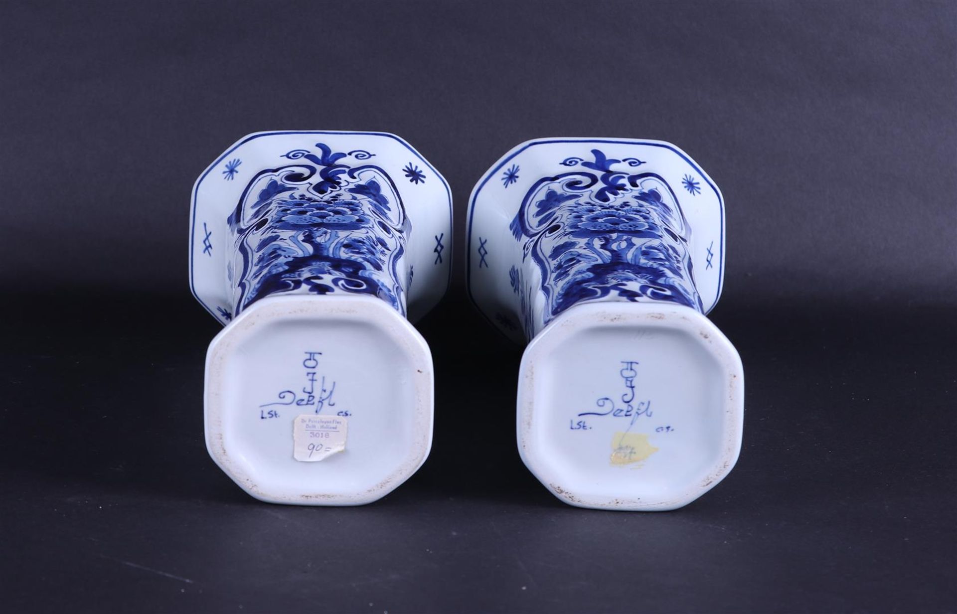 A set of two earthenware beaker vases, marked: "De Porceleyne Fles". - Bild 5 aus 6