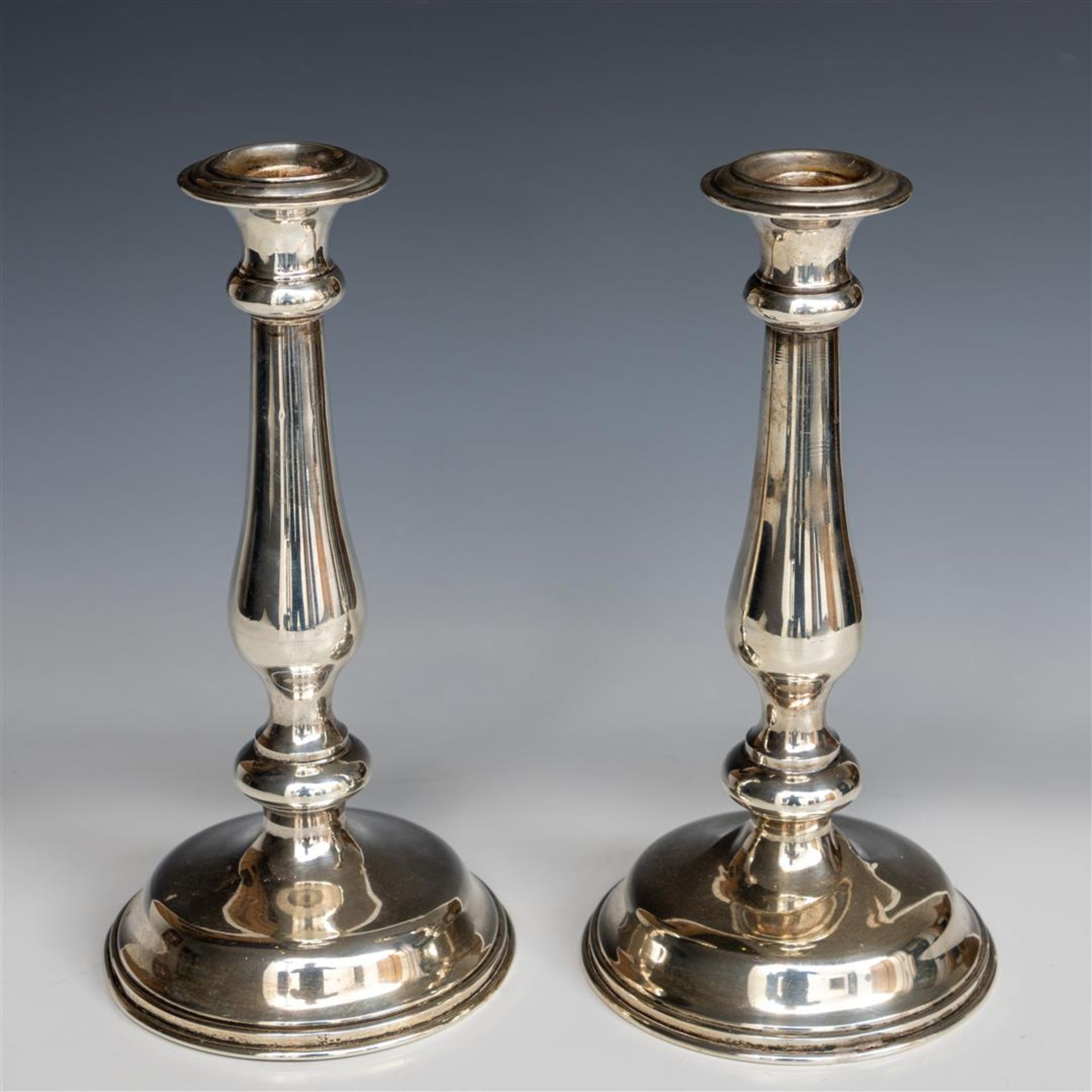 A lot consisting of (2) silver candlesticks, Sterling, 520 grams. - Image 2 of 2