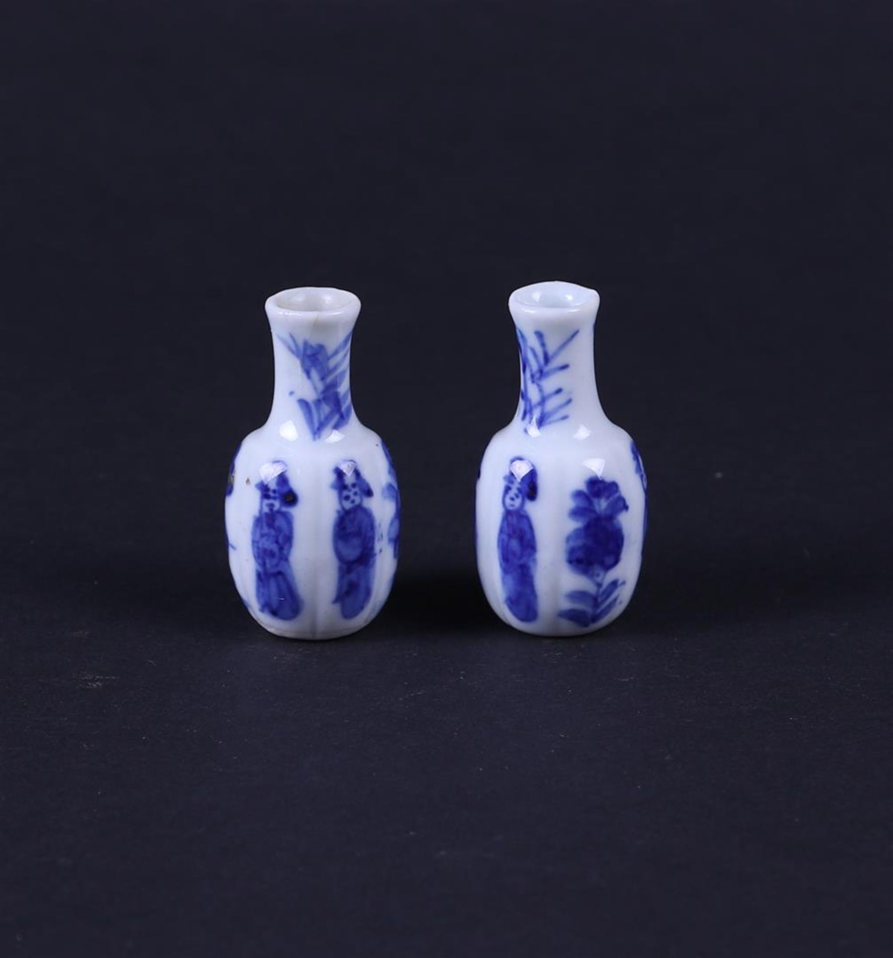 A set of two porcelain miniature vases decorated with Long Elizas. China, Kanxi. - Bild 2 aus 4