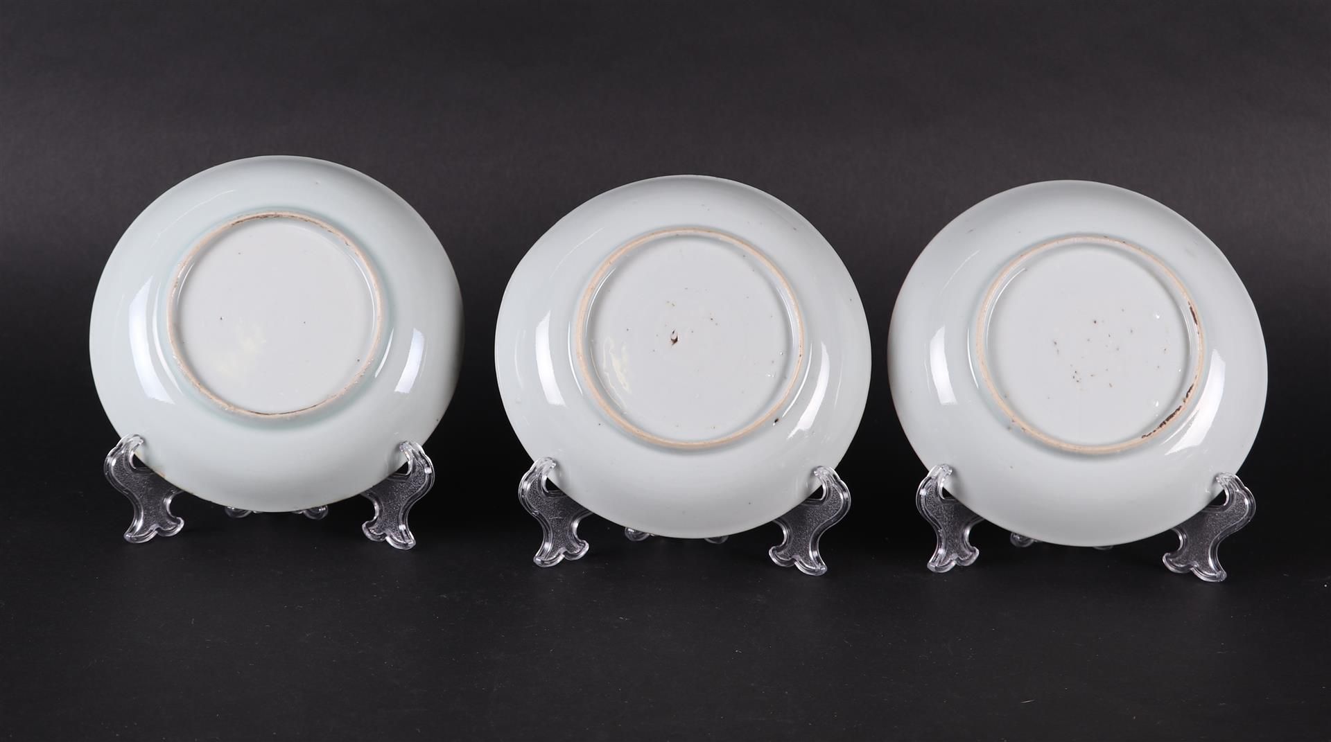 Three porcelain Imari plates with floral decoration. China, Qianlong. - Image 2 of 2
