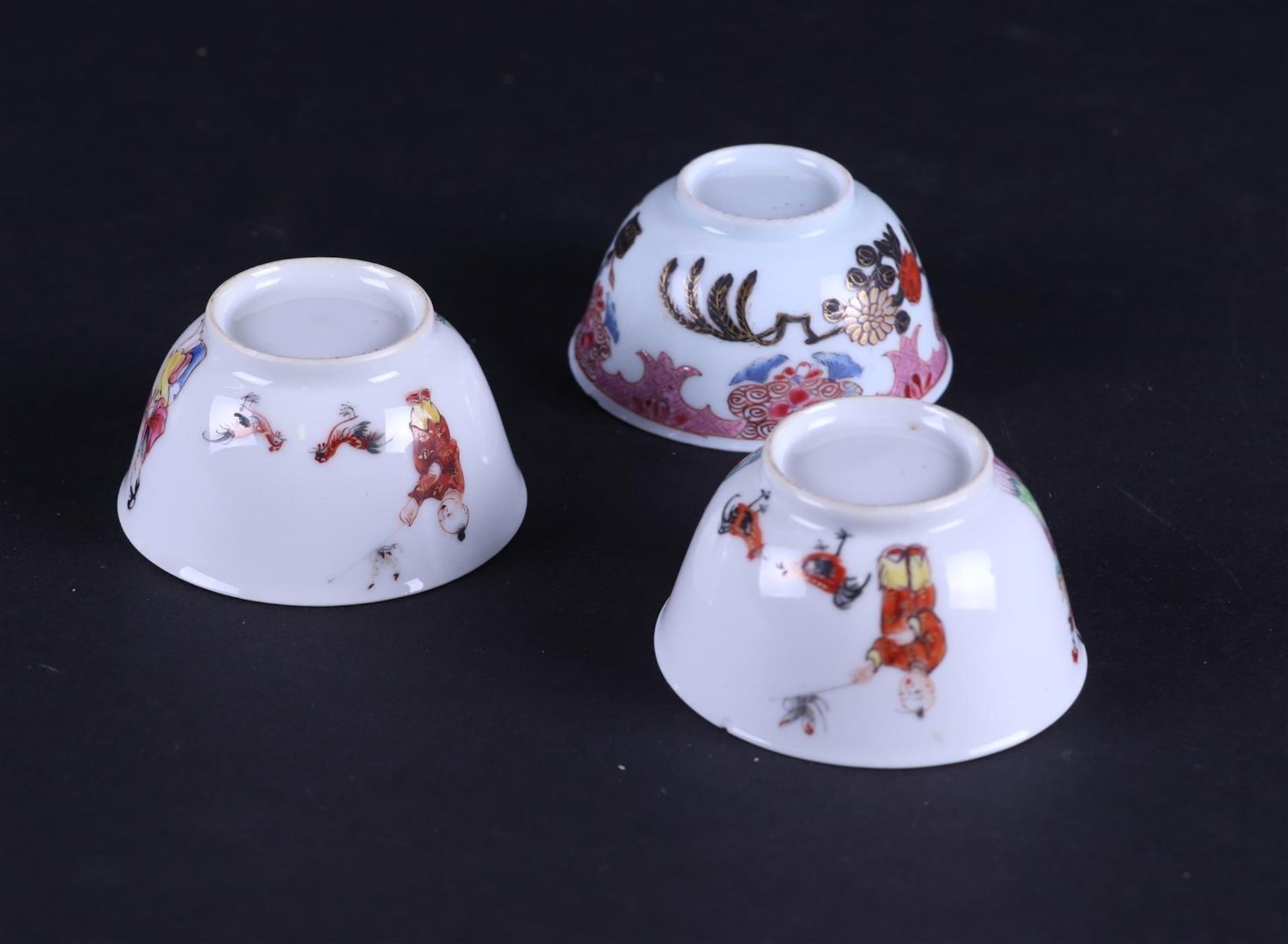 A lot of three porcelain Famile Rose cups and saucers, two of which are decorated with figures.. - Bild 3 aus 3