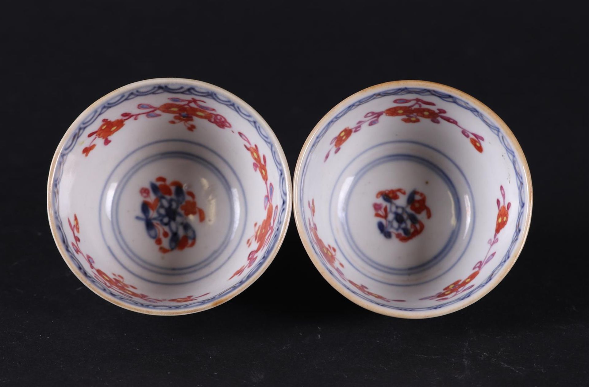Two porcelain Imari bowls with floral decor on the outside and interior. China, Qianlong. - Bild 3 aus 4
