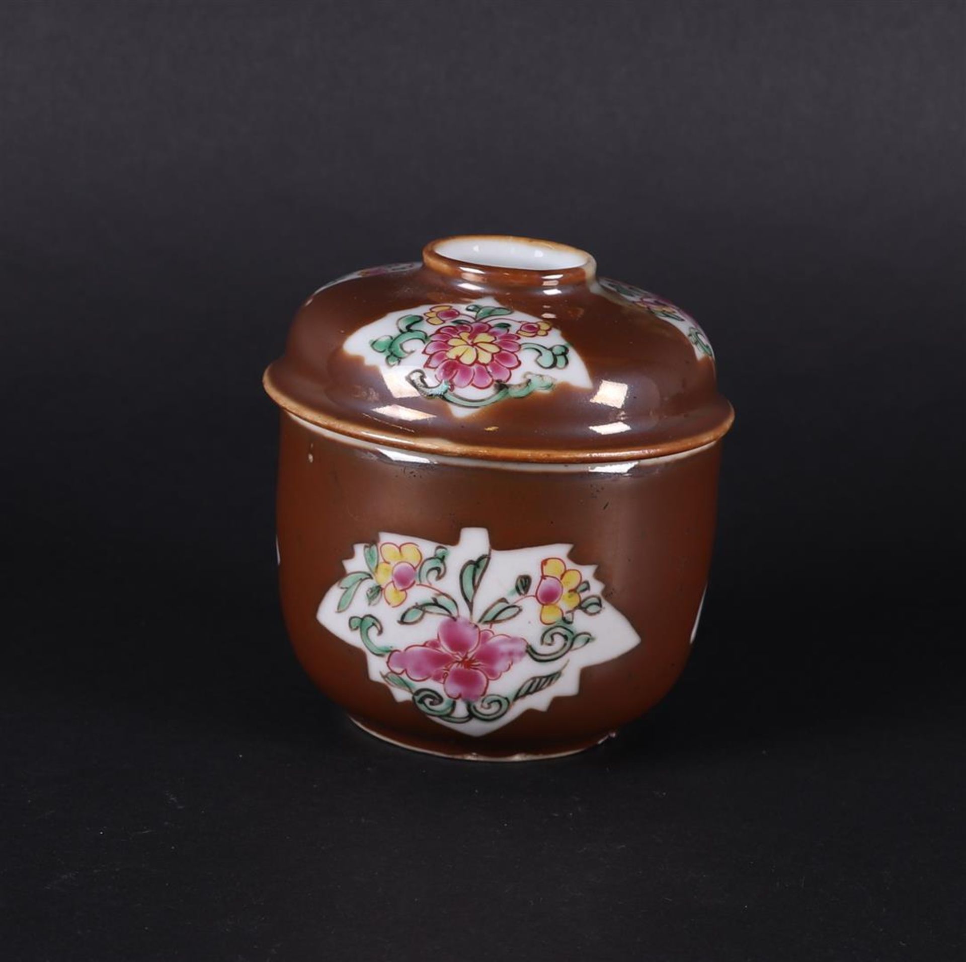 A porcelain Famille Rose sugar bowl with capuchin outside with leaf-shaped beds with floral decor - Bild 2 aus 4