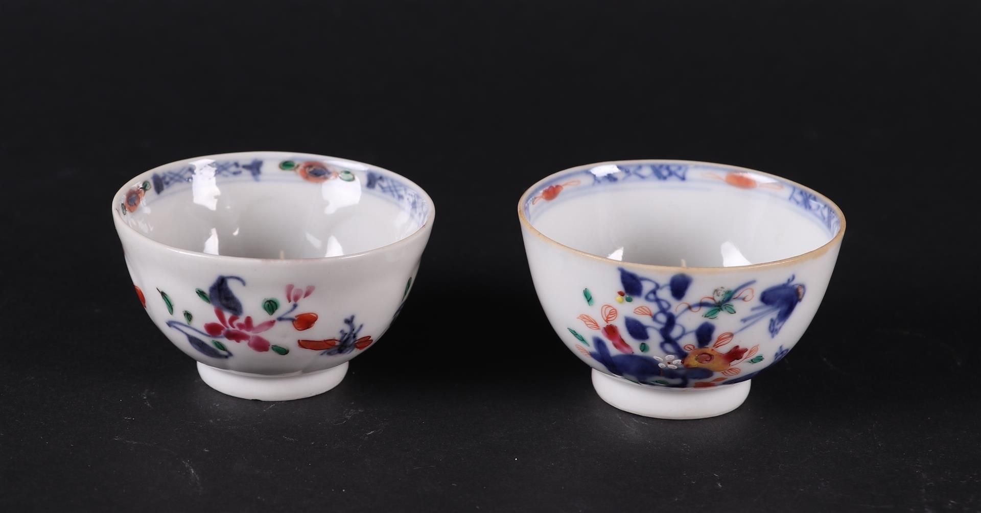 Two porcelain Famille Rose bowls, both with floral decor. China Qianlong.