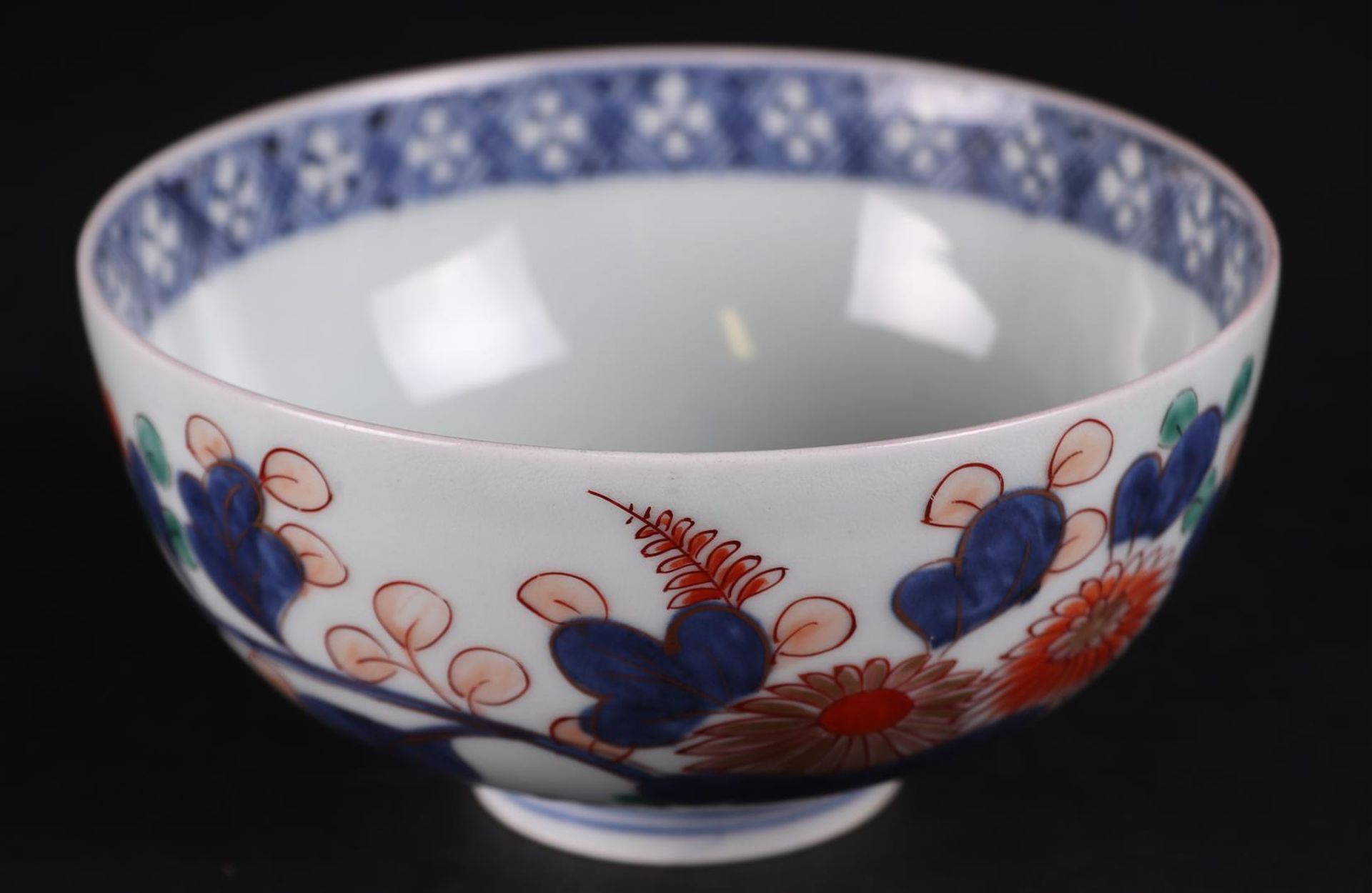 A lot of two porcelain Imari bowls. Japan, 19th century. - Bild 2 aus 4