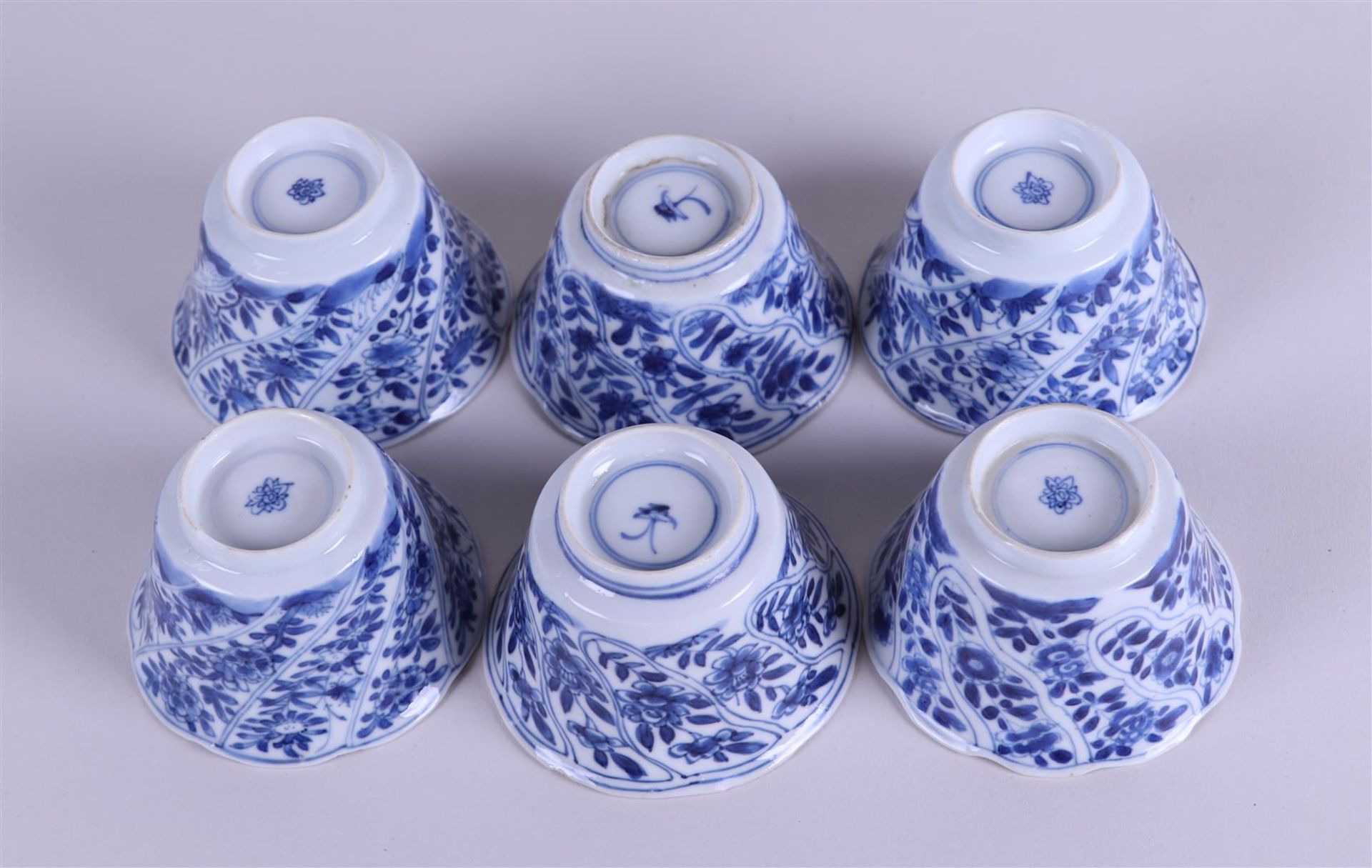 A set of (6) lobed porcelain bowls with floral decor in compartments. China, Kanxi. - Bild 3 aus 3