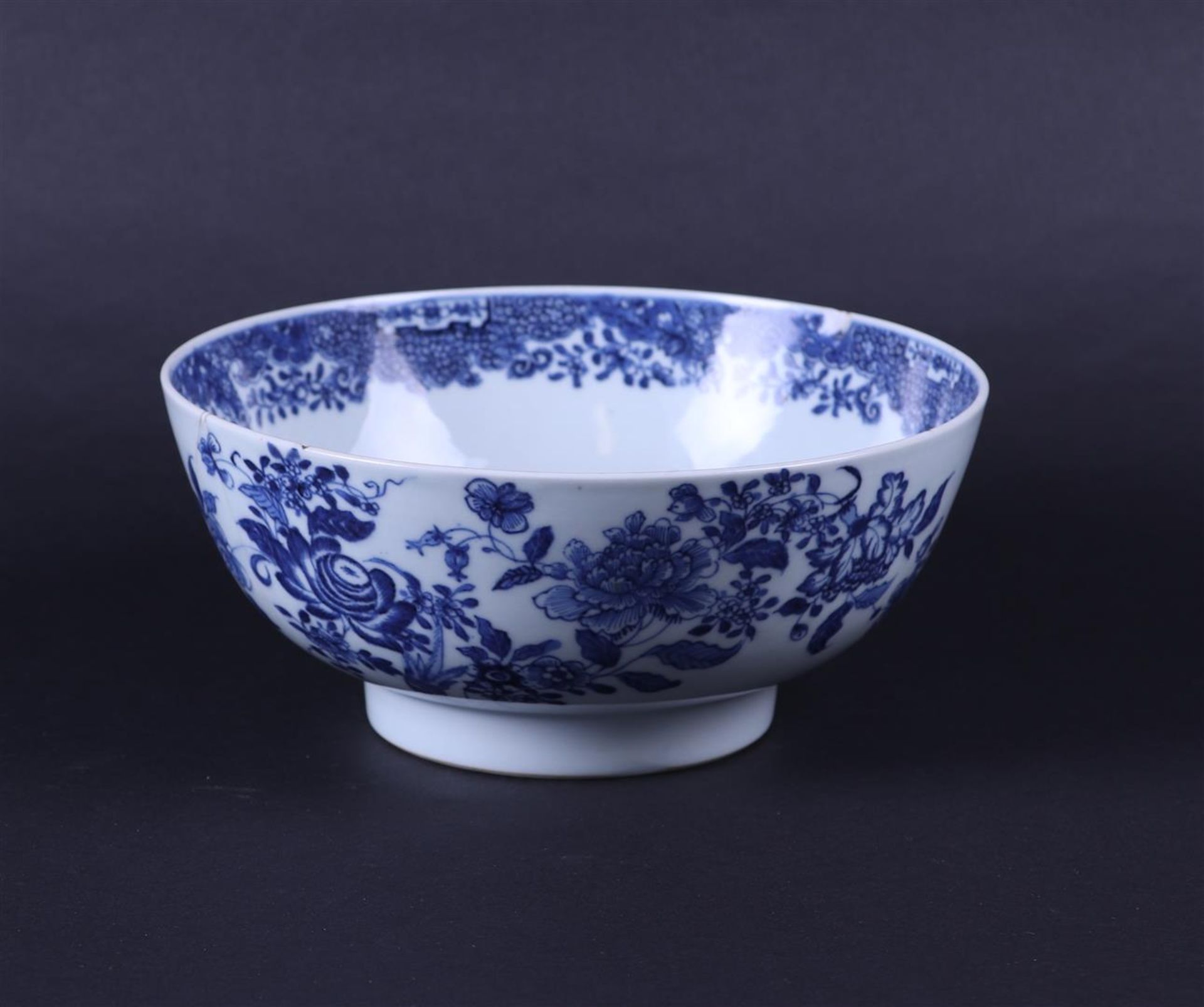 A porcelain bowl decorated with flowers. China, 18th century. - Bild 3 aus 4