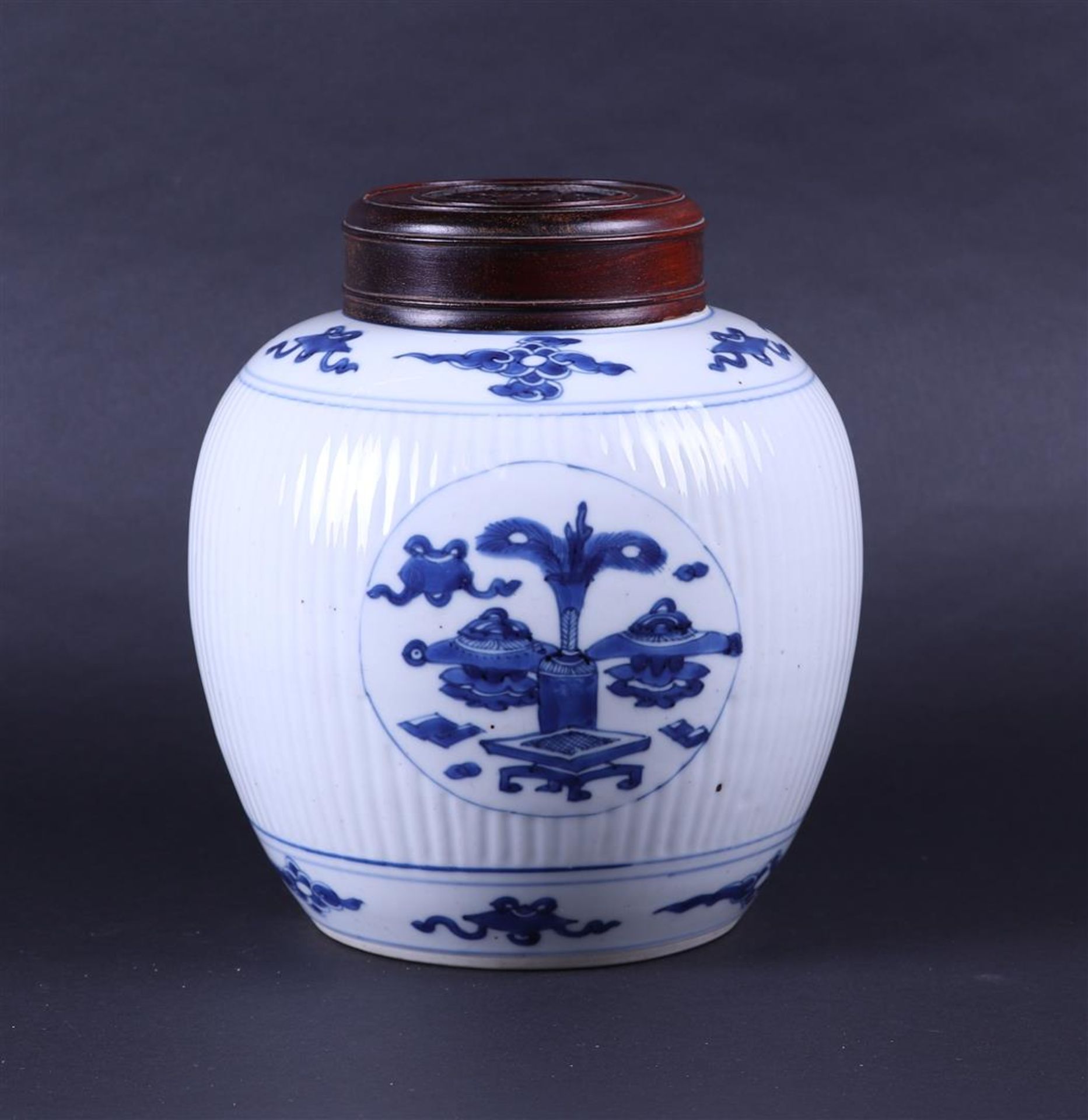 A large ribbed porcelain ginger jar decorated with various antiques and a wooden lid. China, Kanxi. - Bild 3 aus 7