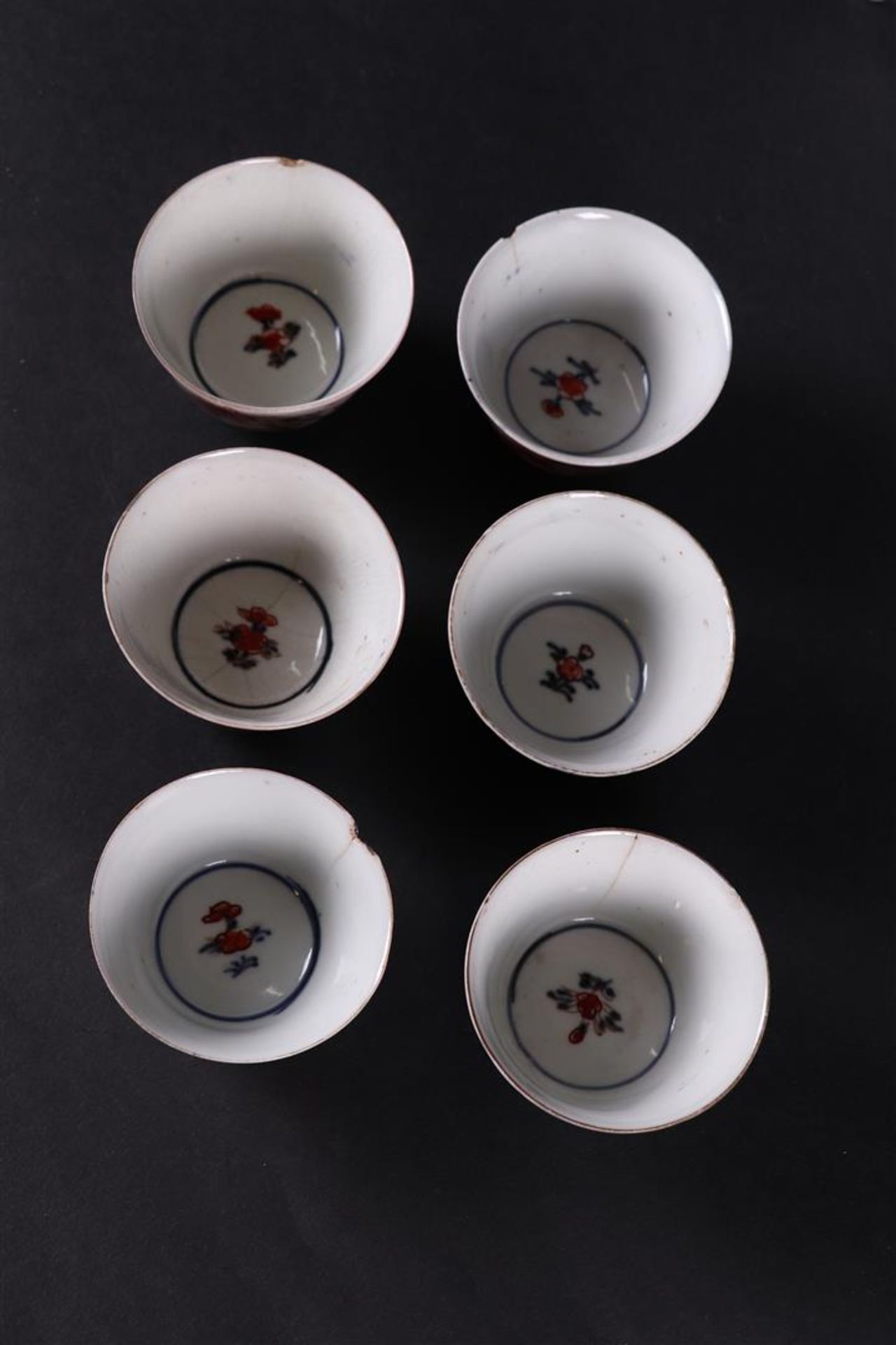 Six porcelain Imari bowls and one plate with a bamboo raft decor. Japan 18th century. - Bild 3 aus 3