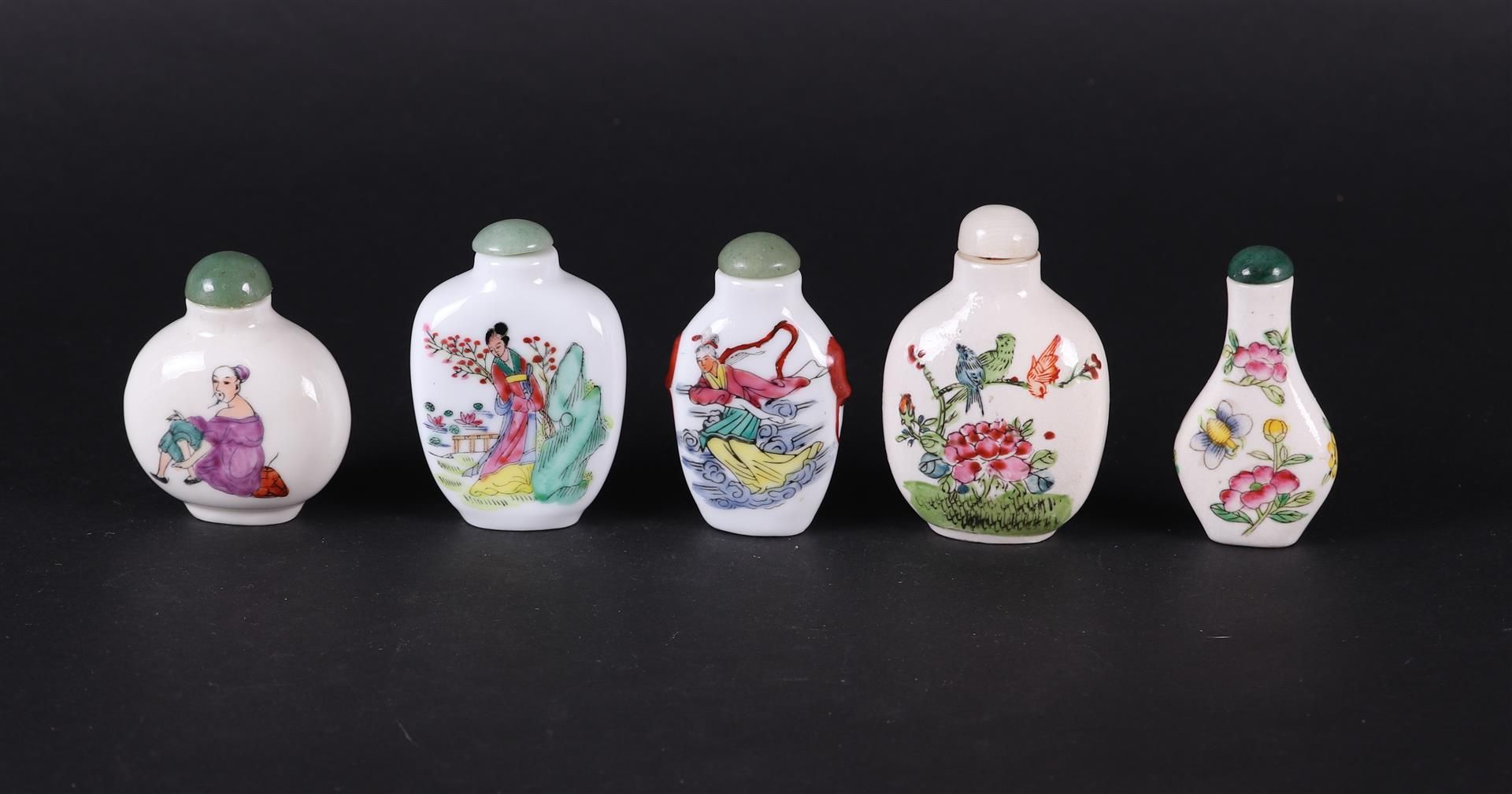 A lot  with (5) porcelain famille rose snuff bottles. China, 20th century. - Bild 2 aus 3