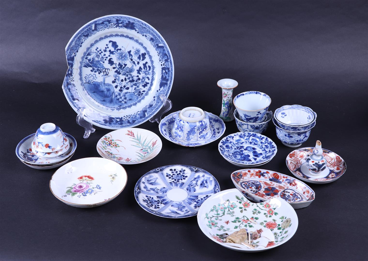 A lot of various porcelain including Kangxi. China/Japan, 18/19th century.