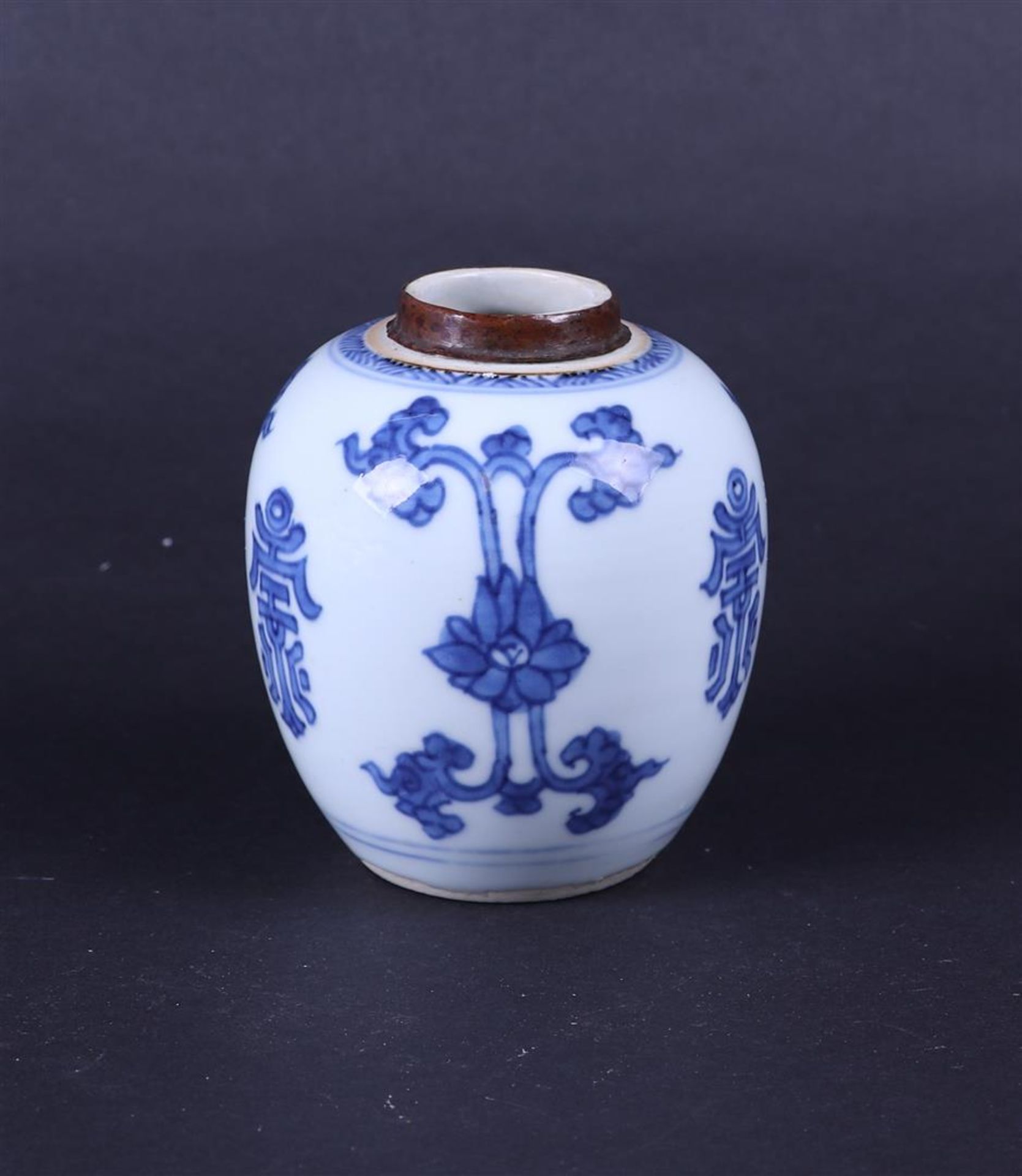 A porcelain storage jar decorated with characters. China, Kangxi. - Image 4 of 6
