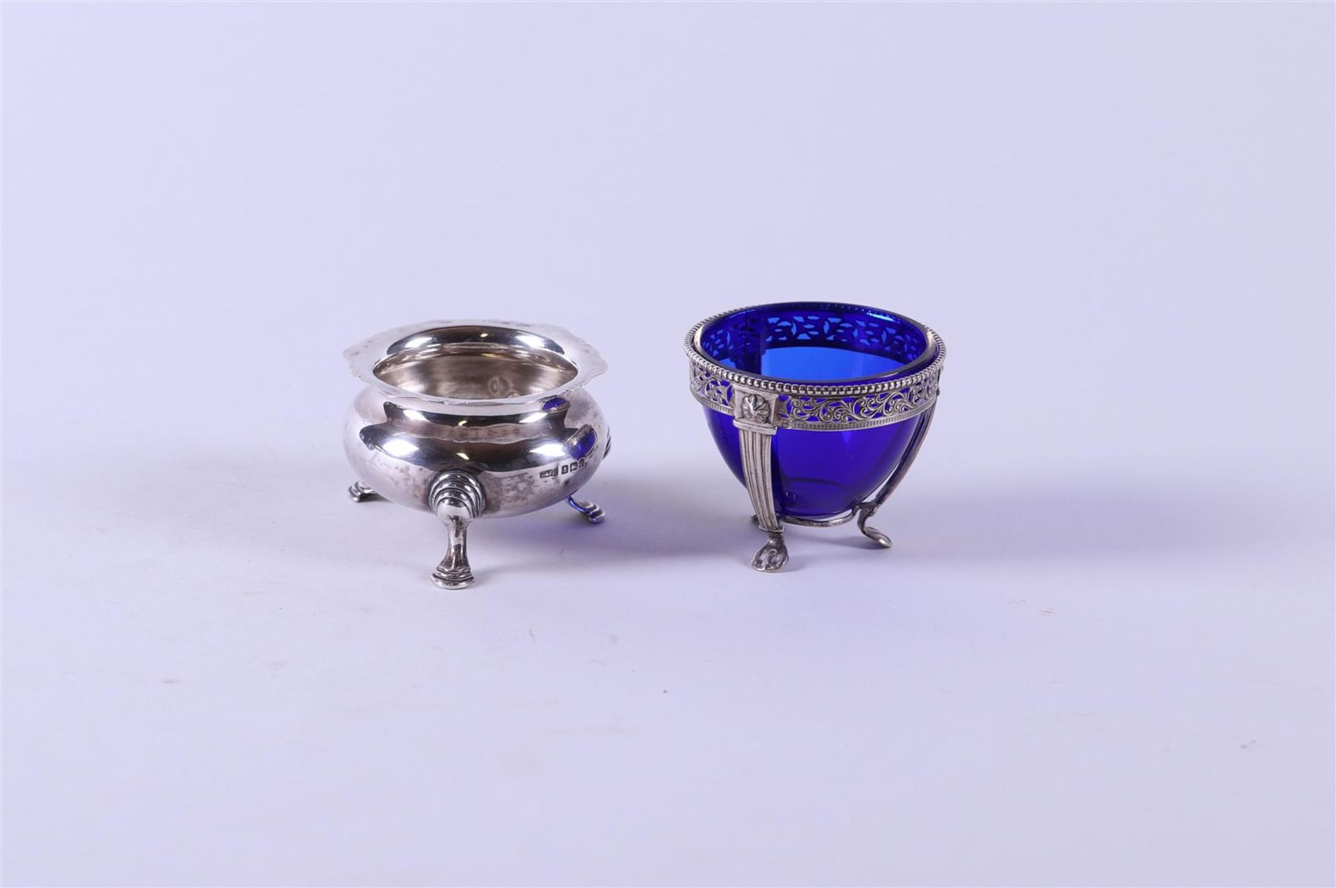 A salt cellar with a blue glass container and a rock sugar  container. Silver: 65 gr. - Image 2 of 2