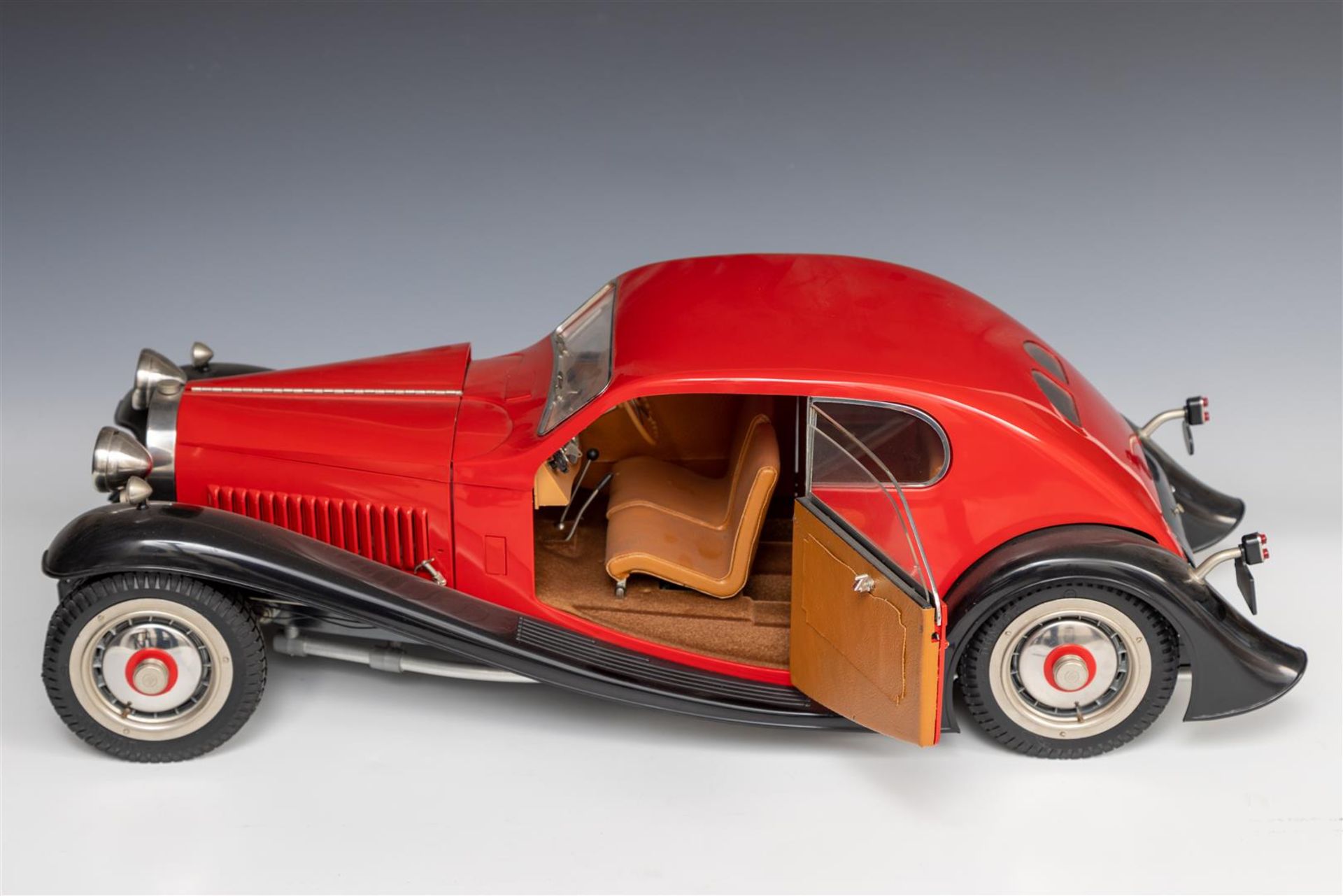 A large and extensive scale model of a Bugatti. - Bild 2 aus 2