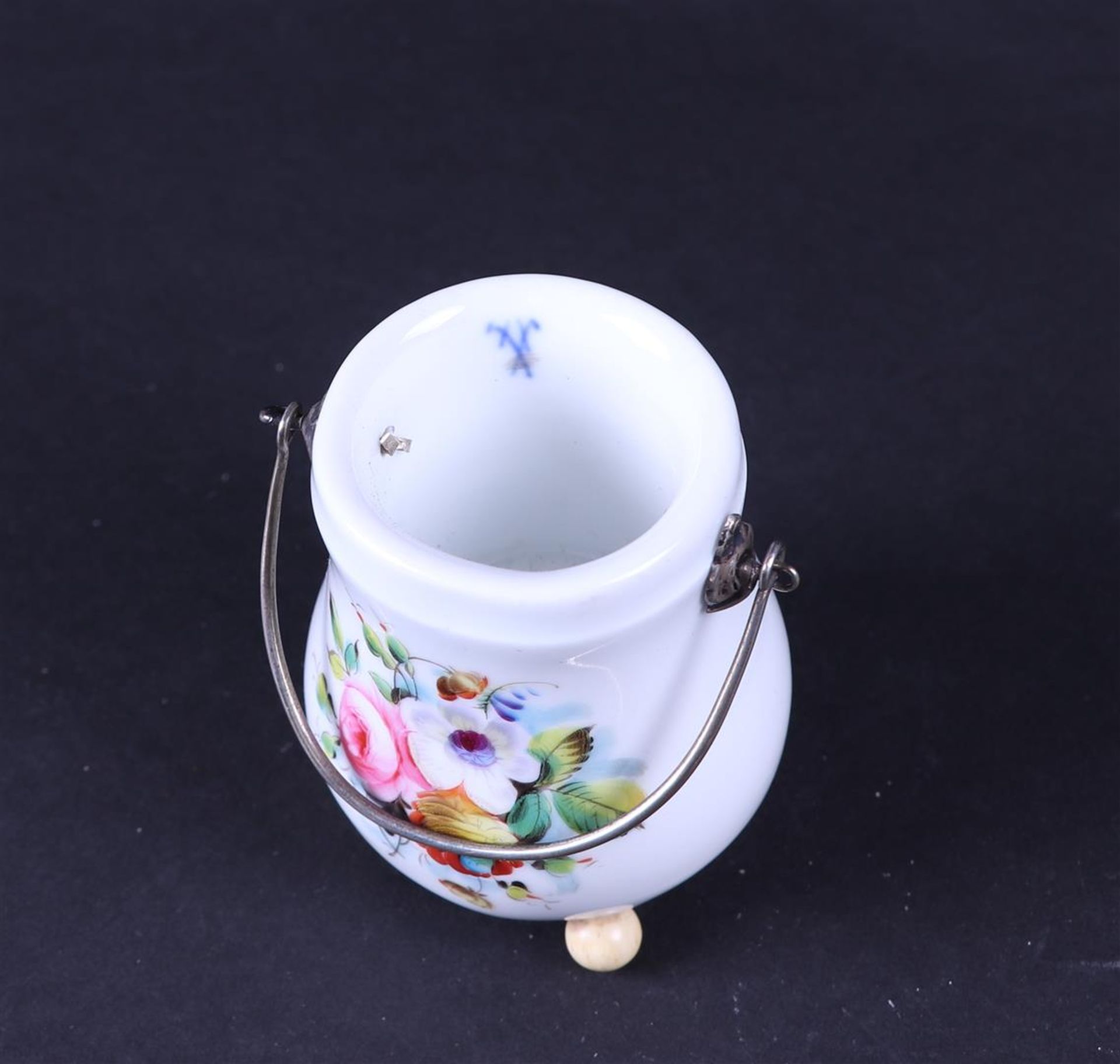 A porcelain Meissen matchstick container with silver handle and lid. Marked on the inside. 19th cent - Bild 3 aus 4