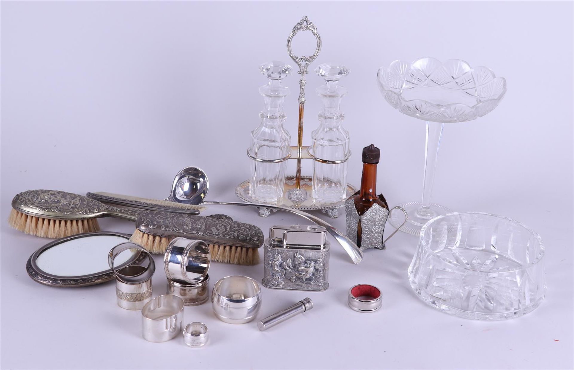 A lot of various silver-plated objects and glassware, including a vinegar set. - Bild 2 aus 2