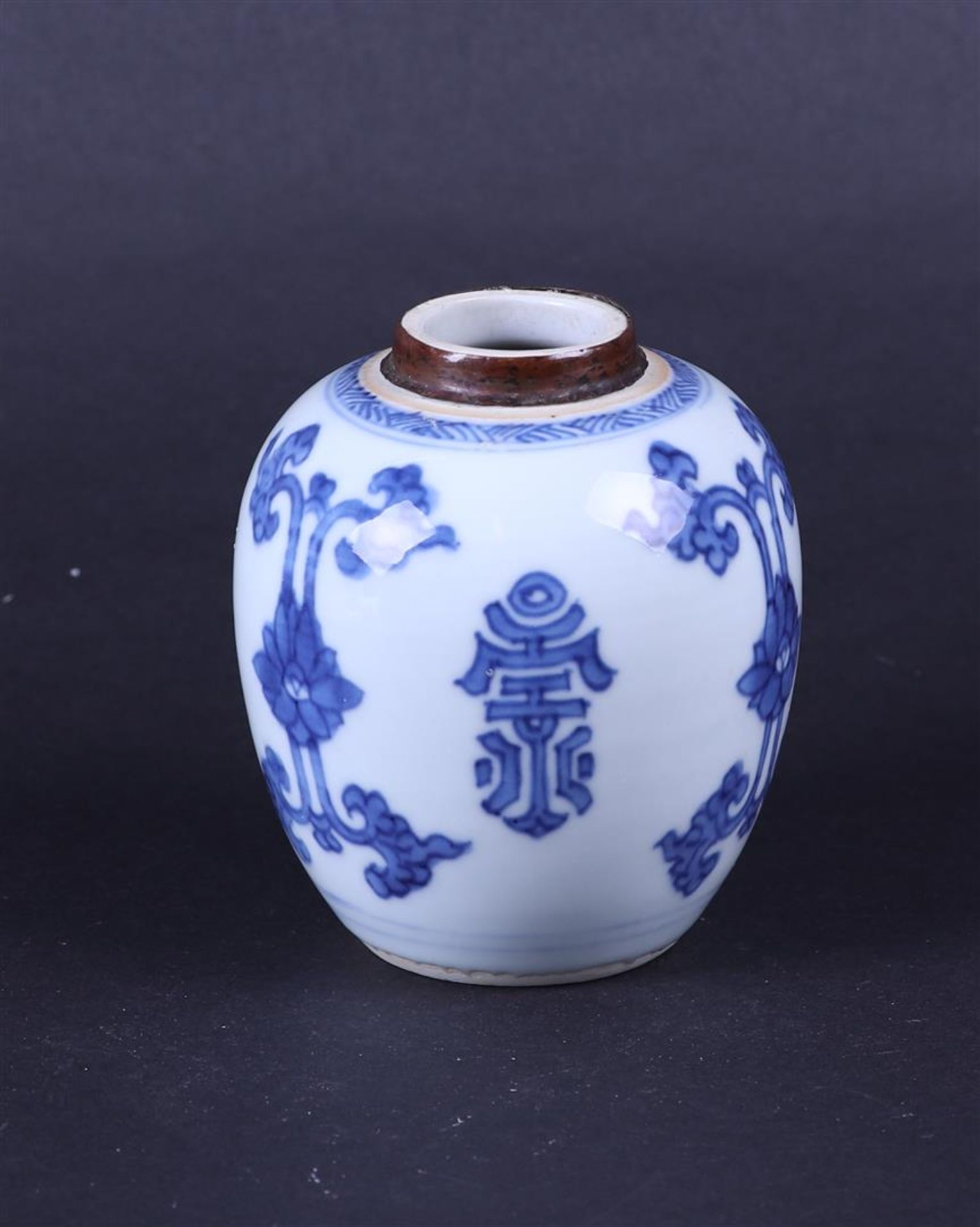A porcelain storage jar decorated with characters. China, Kangxi. - Image 2 of 6