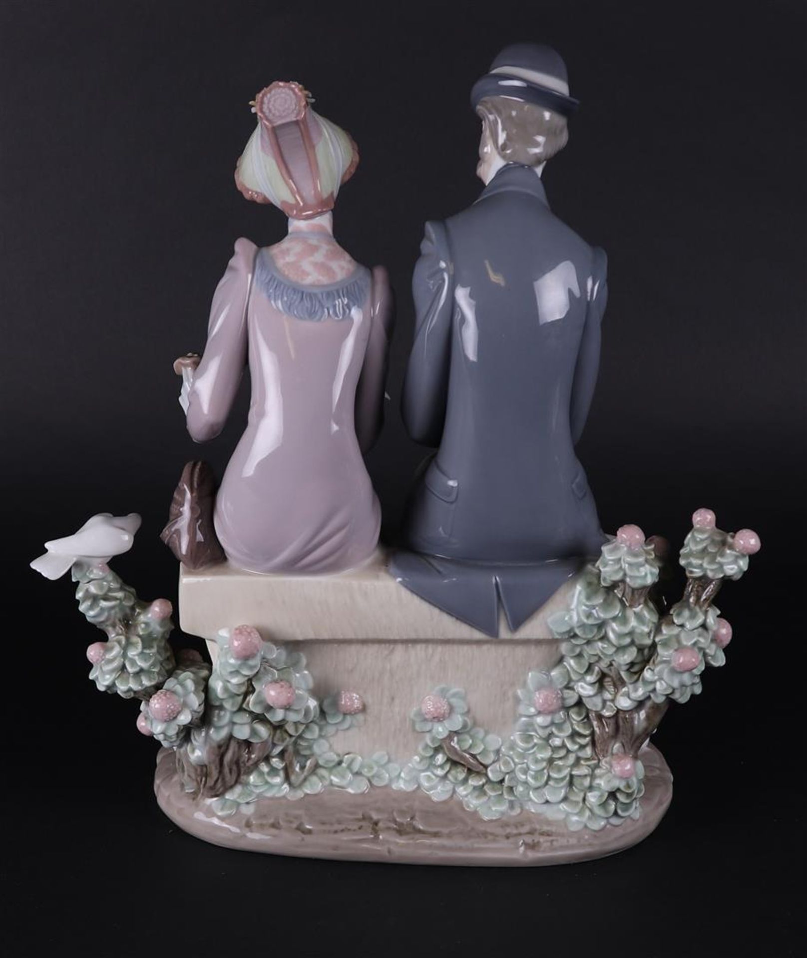 A porcelain  group of a young couple on a bench, marked Lladro. Spain, late 20th century. - Bild 2 aus 3